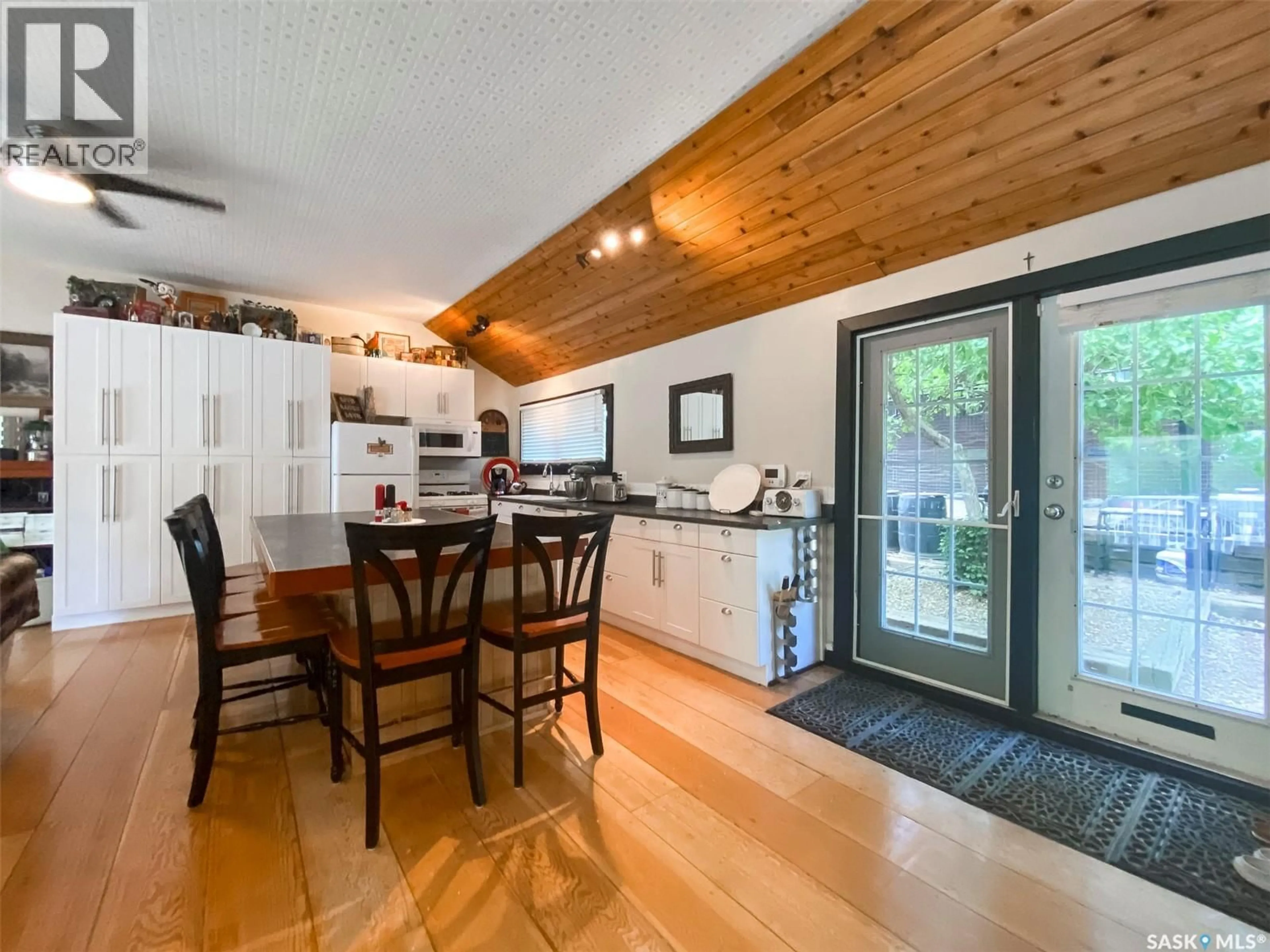 Open concept kitchen, wood/laminate floor for 86 FERGUSON BAY, Webb Rm No. 138 Saskatchewan S0N2N0