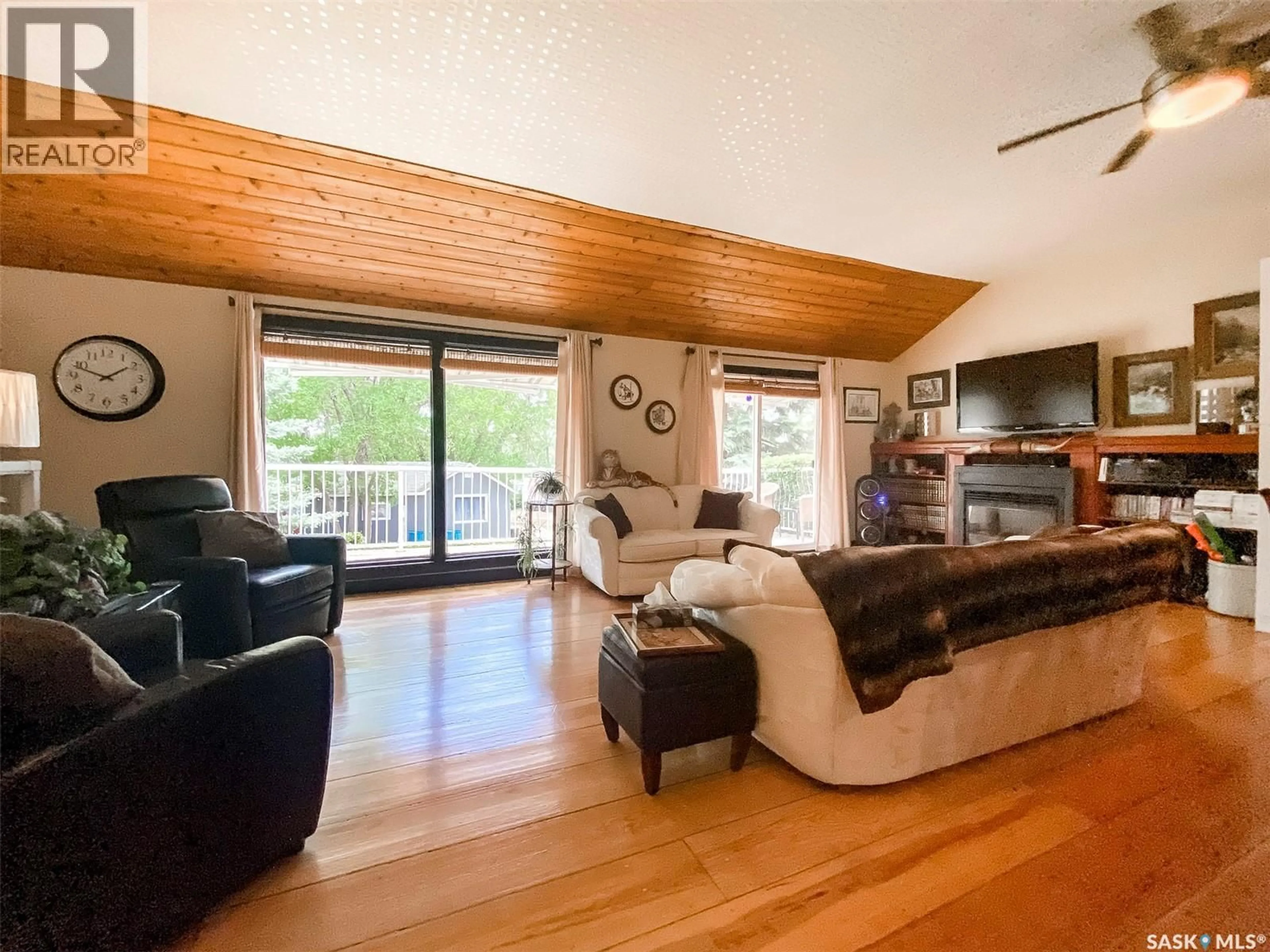Living room with furniture, wood/laminate floor for 86 FERGUSON BAY, Webb Rm No. 138 Saskatchewan S0N2N0