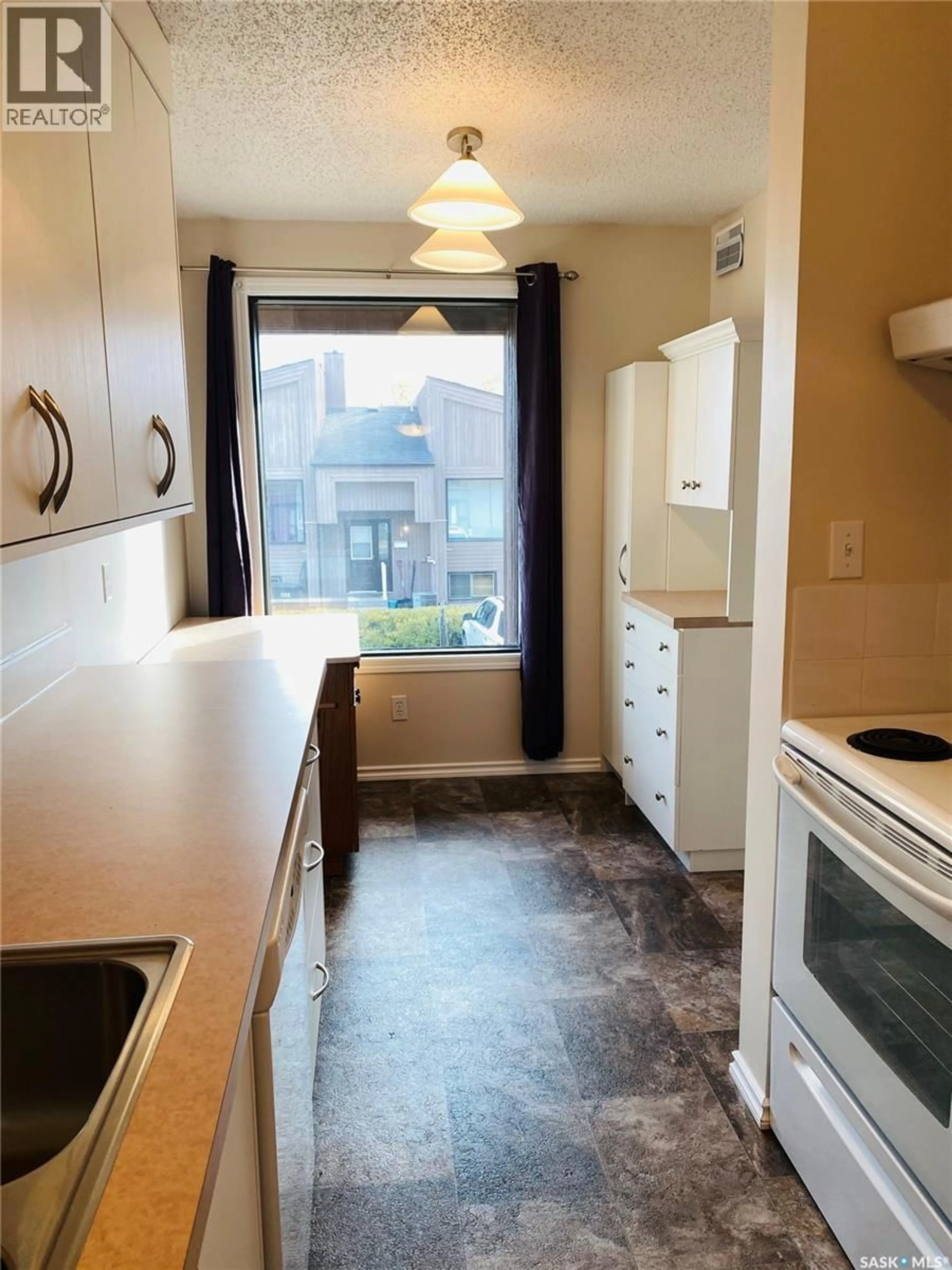 Standard kitchen, unknown for 7 111 FENSON CRESCENT, Yorkton Saskatchewan S3N3S4