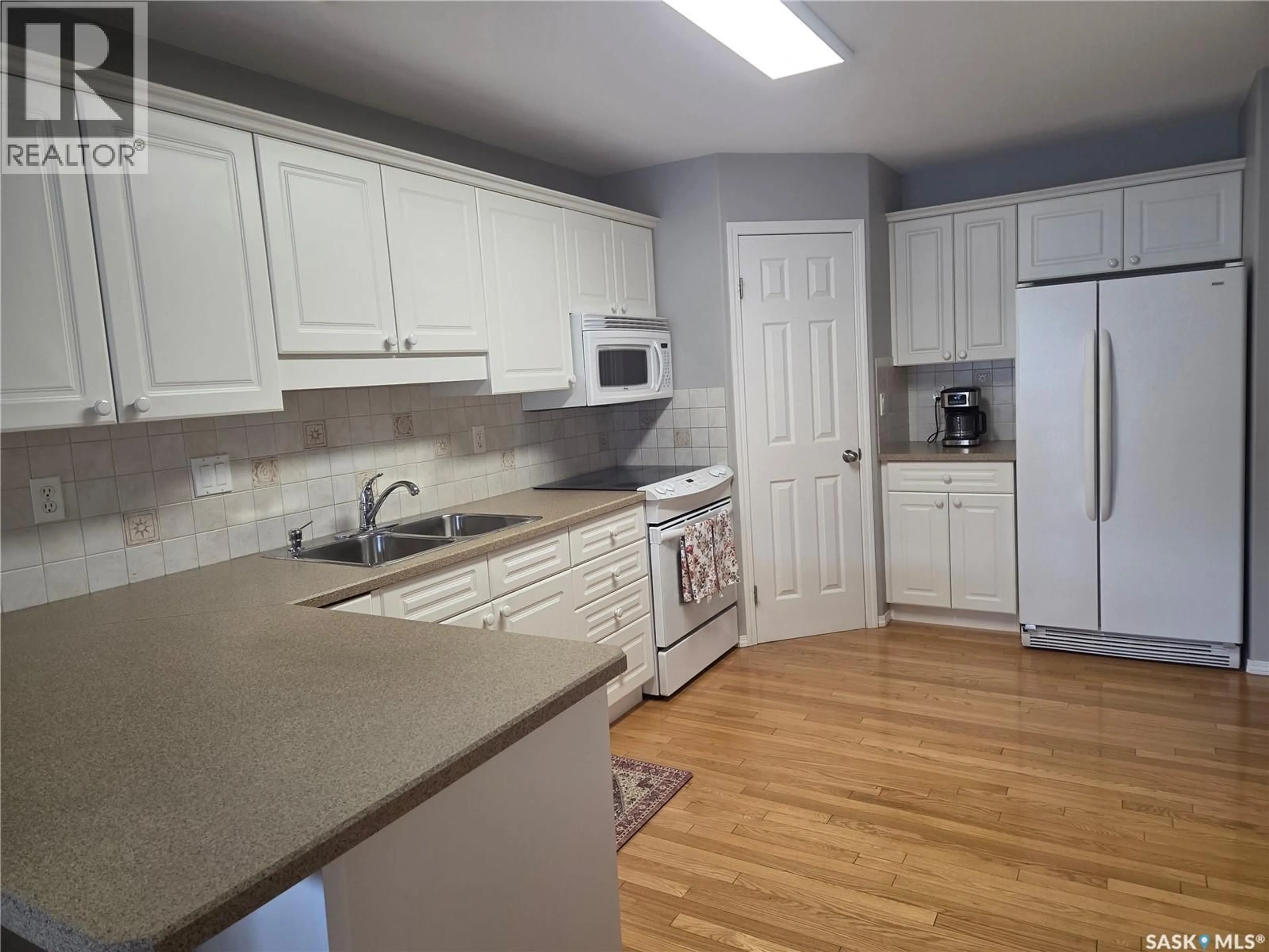 Standard kitchen, wood/laminate floor for 102A 425 KEEVIL CRESCENT, Saskatoon Saskatchewan S7N4R9