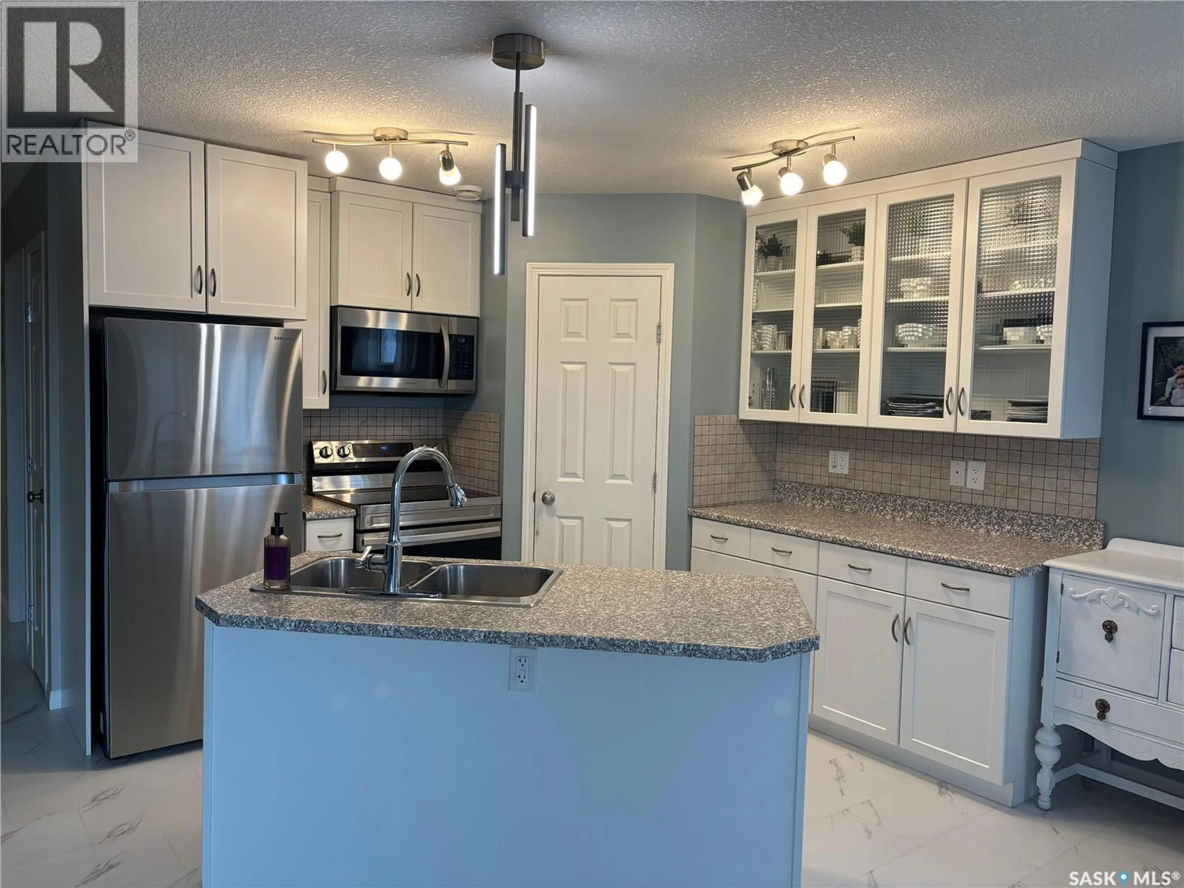 Open concept kitchen, ceramic/tile floor for 826 LOCHWOOD PLACE, Swift Current Saskatchewan S9H4W9