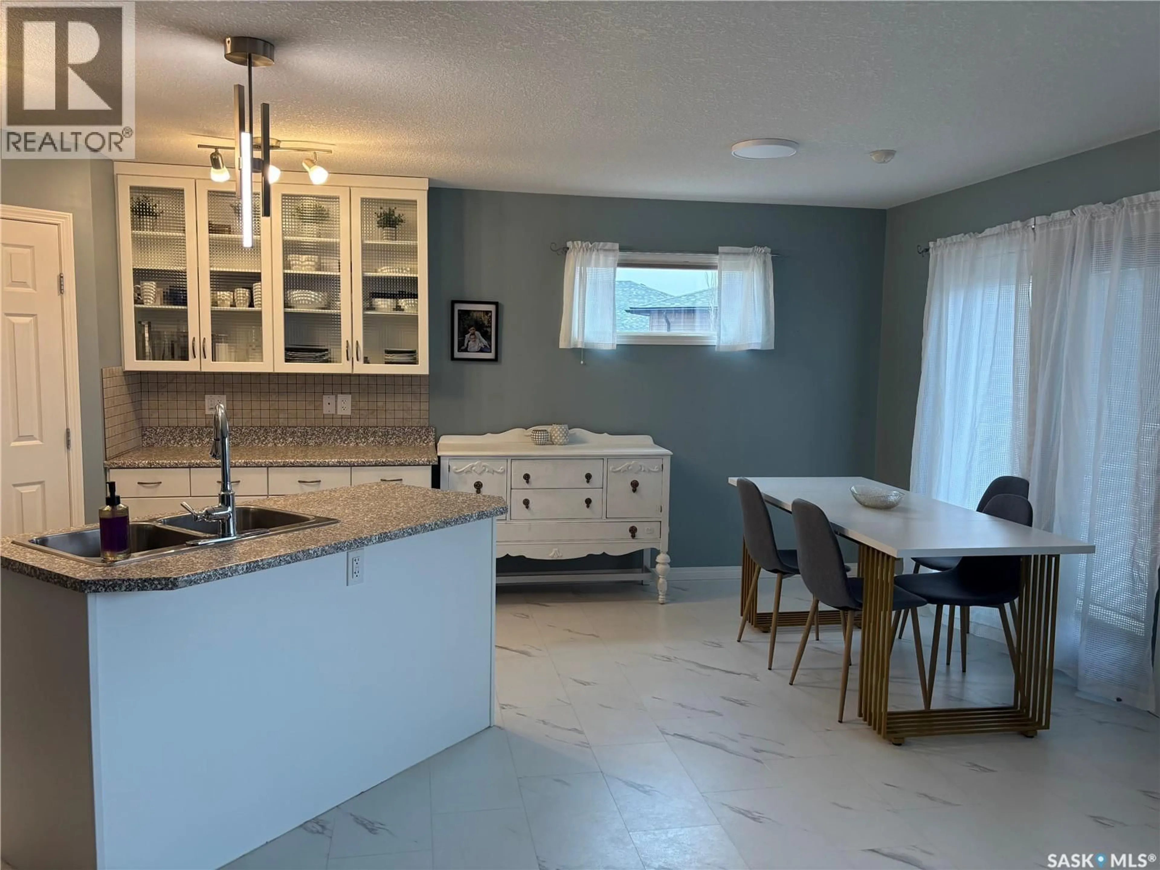 Open concept kitchen, ceramic/tile floor for 826 LOCHWOOD PLACE, Swift Current Saskatchewan S9H4W9