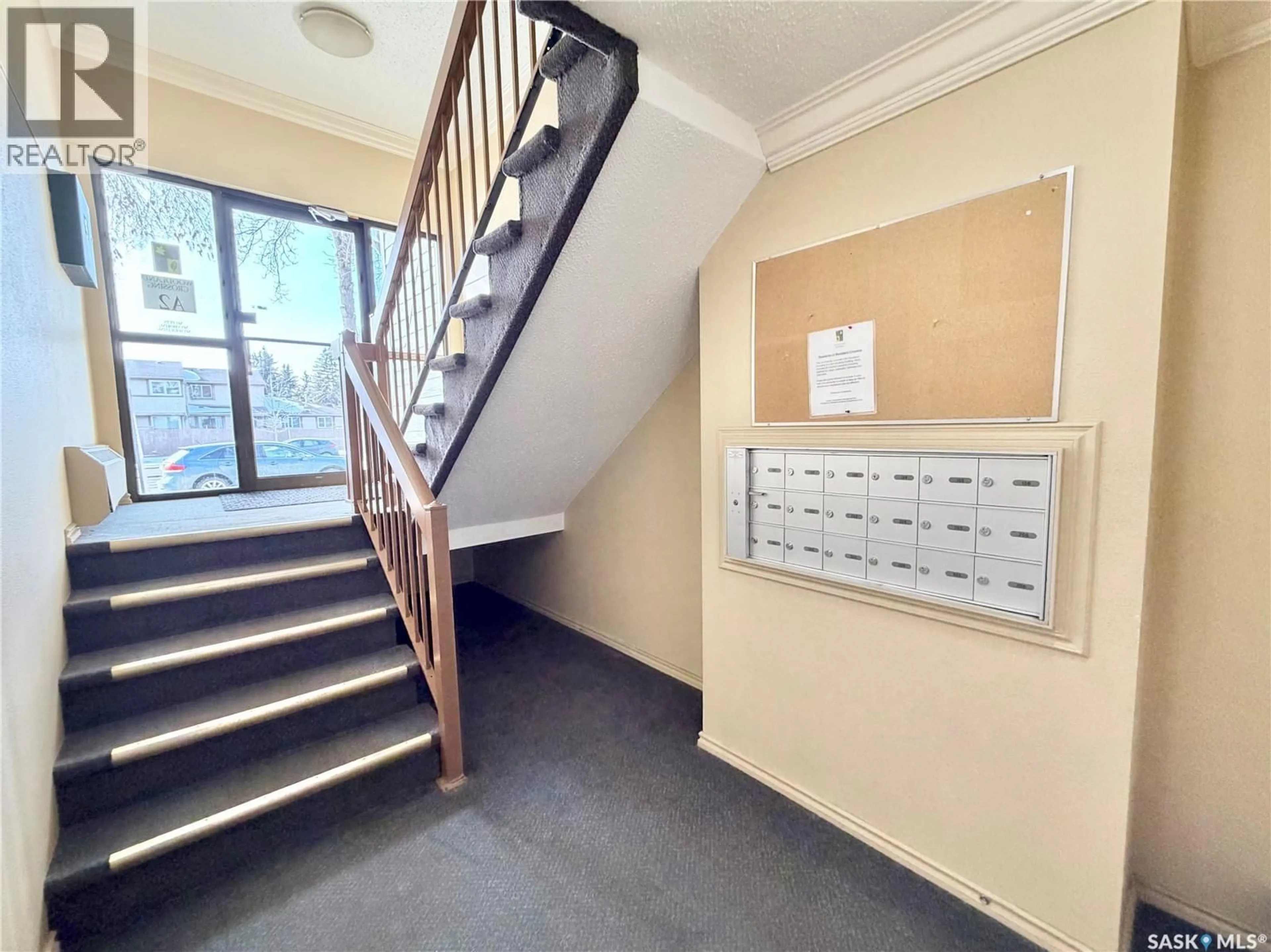 Indoor foyer for 1121 - 106A MCKERCHER DRIVE, Saskatoon Saskatchewan S7H5B8