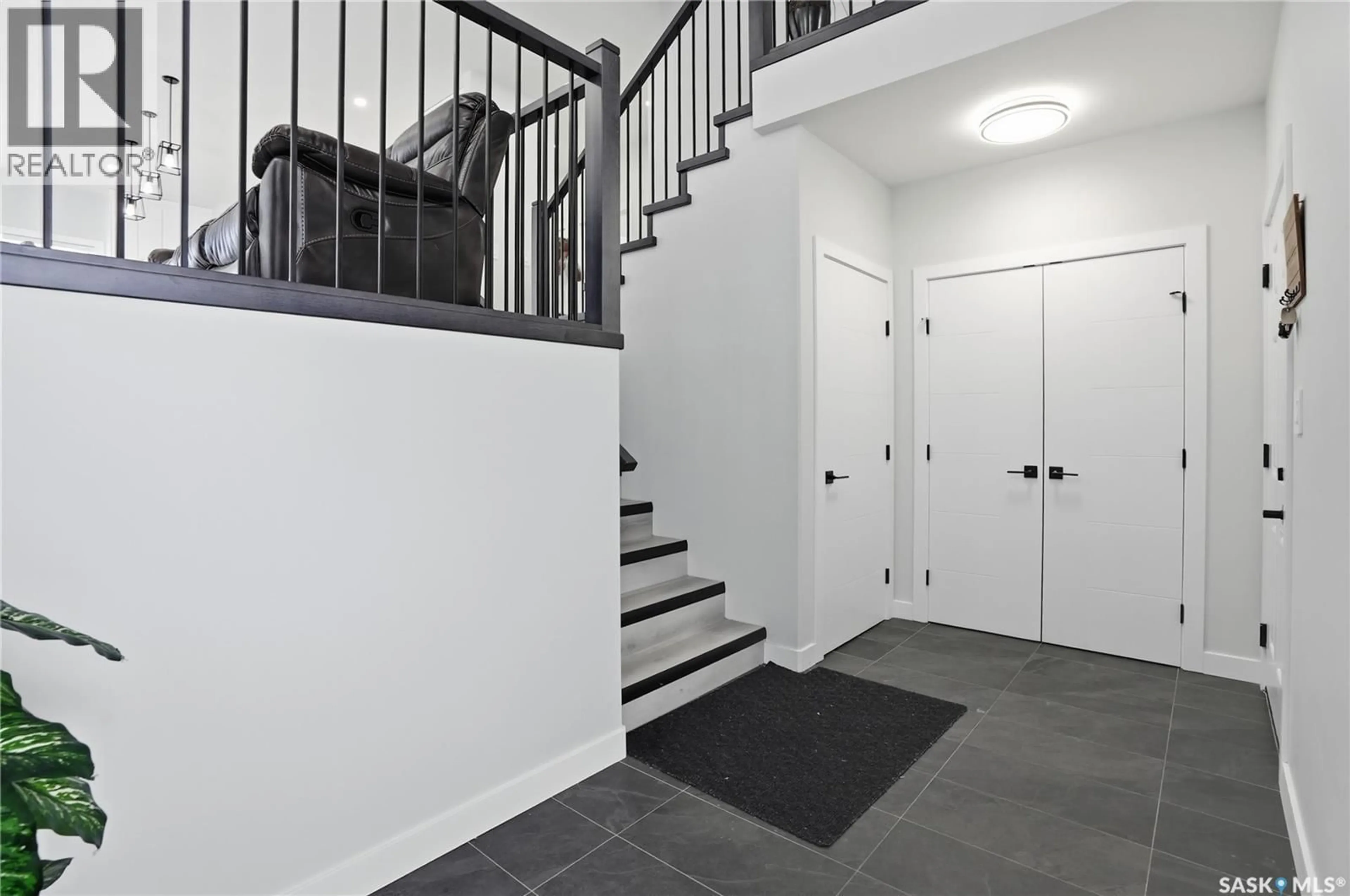 Indoor entryway for 271 DZIADYK MANOR, Saskatoon Saskatchewan S7V1M5