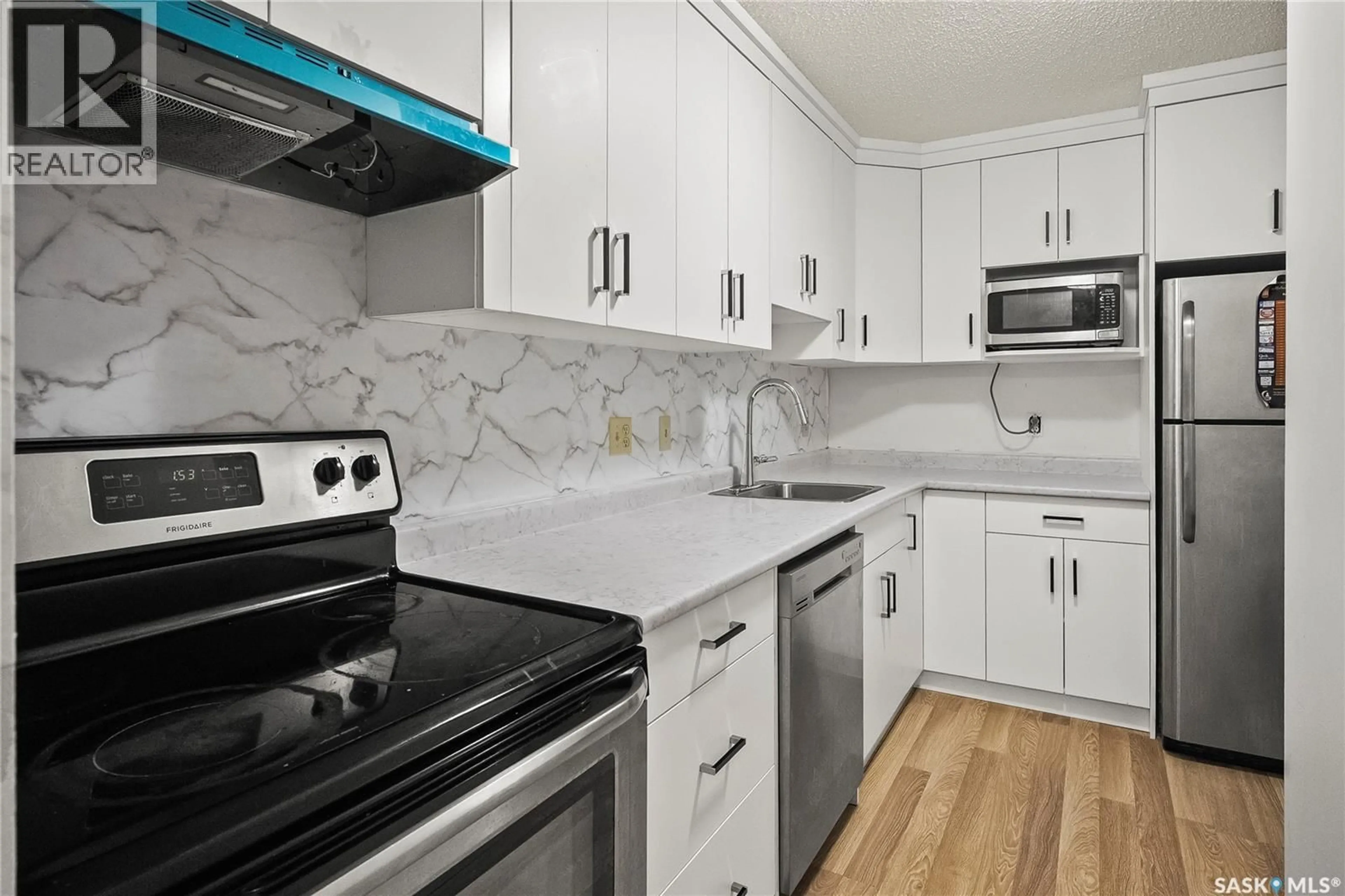 Standard kitchen, unknown for 215 - 201 KINGSMERE BOULEVARD, Saskatoon Saskatchewan S7J4J6
