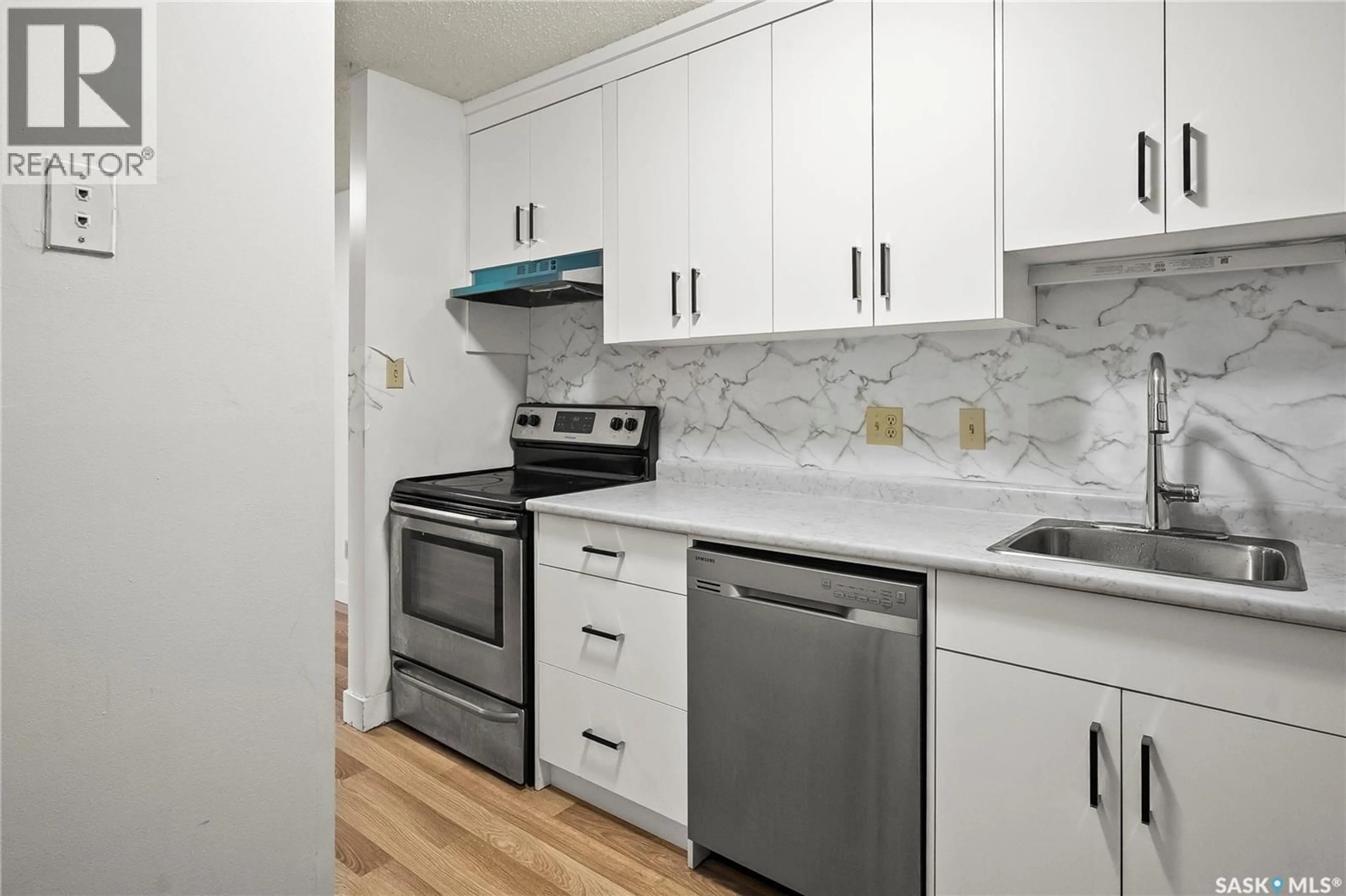 Standard kitchen, unknown for 215 - 201 KINGSMERE BOULEVARD, Saskatoon Saskatchewan S7J4J6