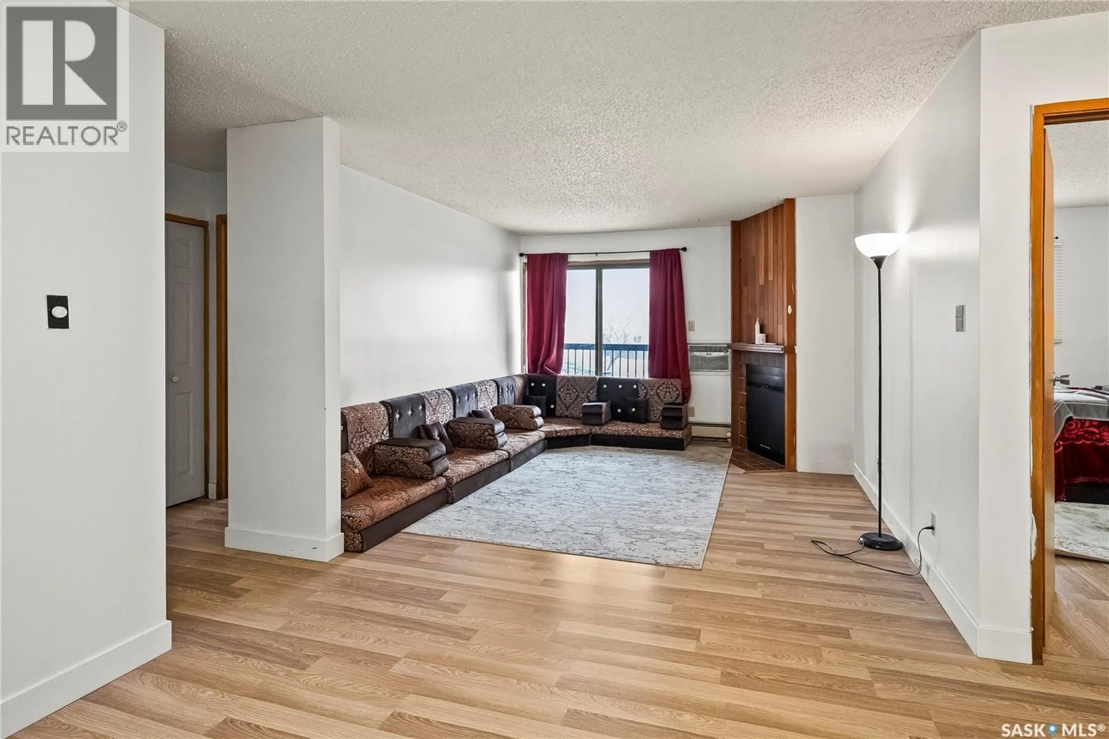 Living room with furniture, wood/laminate floor for 215 - 201 KINGSMERE BOULEVARD, Saskatoon Saskatchewan S7J4J6
