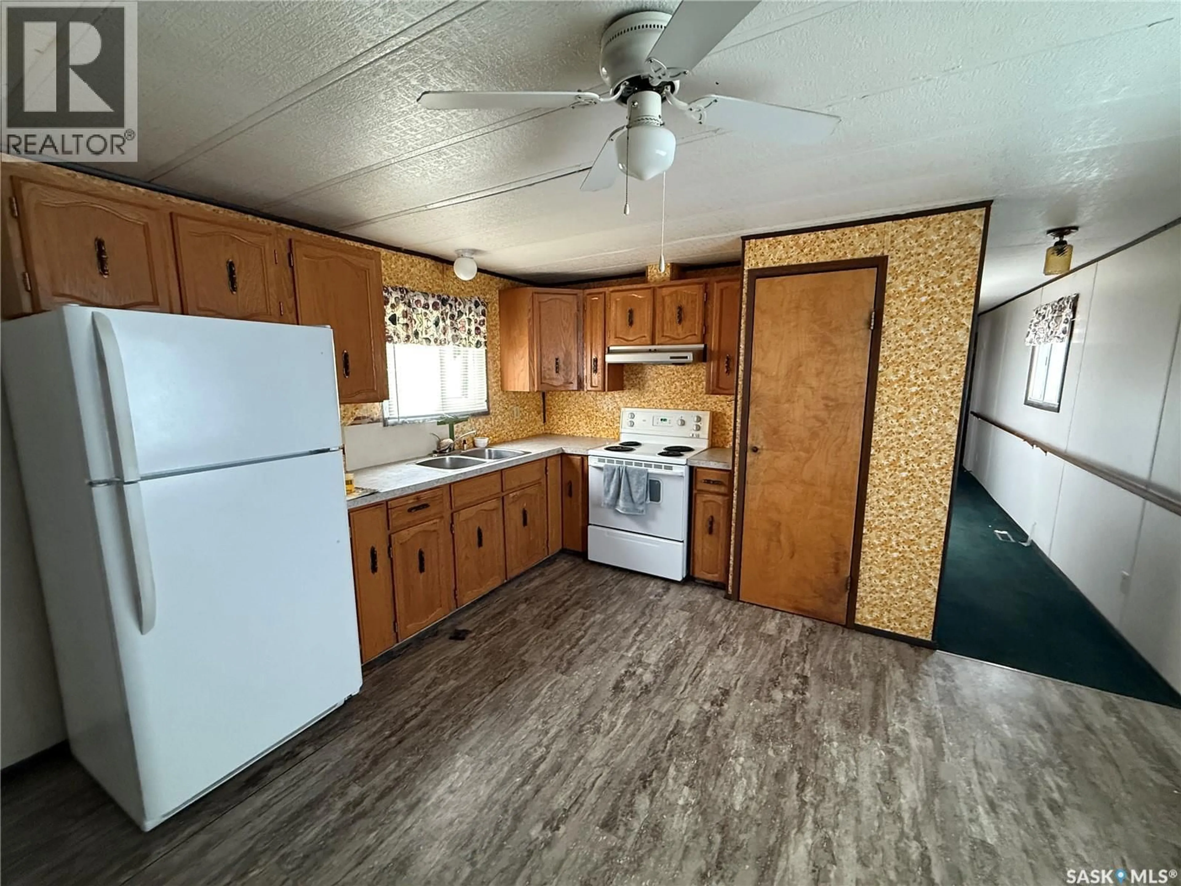 Standard kitchen, unknown for 21 NAVOU PARK, Weyburn Saskatchewan S4H2J8