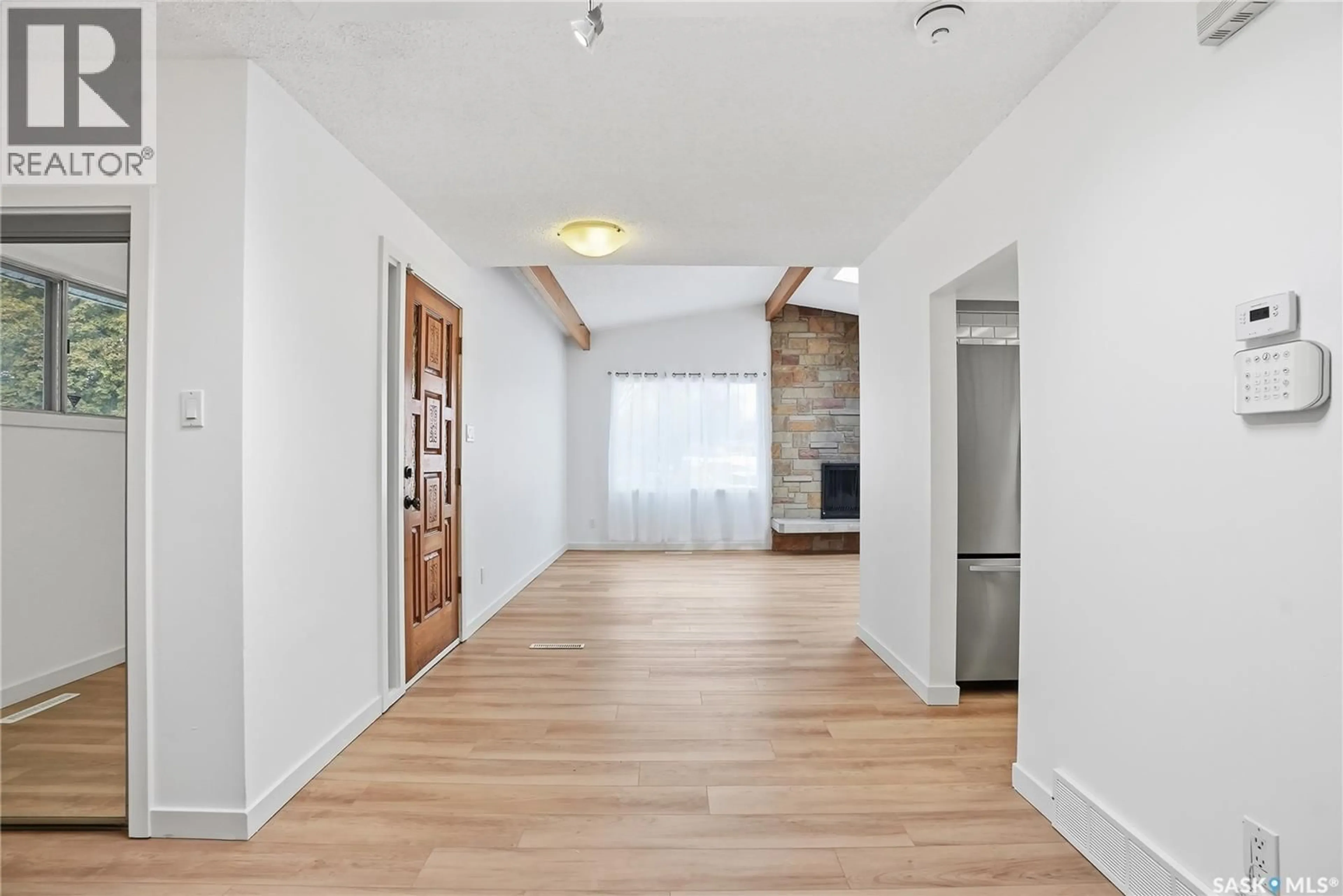 Indoor foyer for 1606 ARLINGTON AVENUE, Saskatoon Saskatchewan S7H2Y5