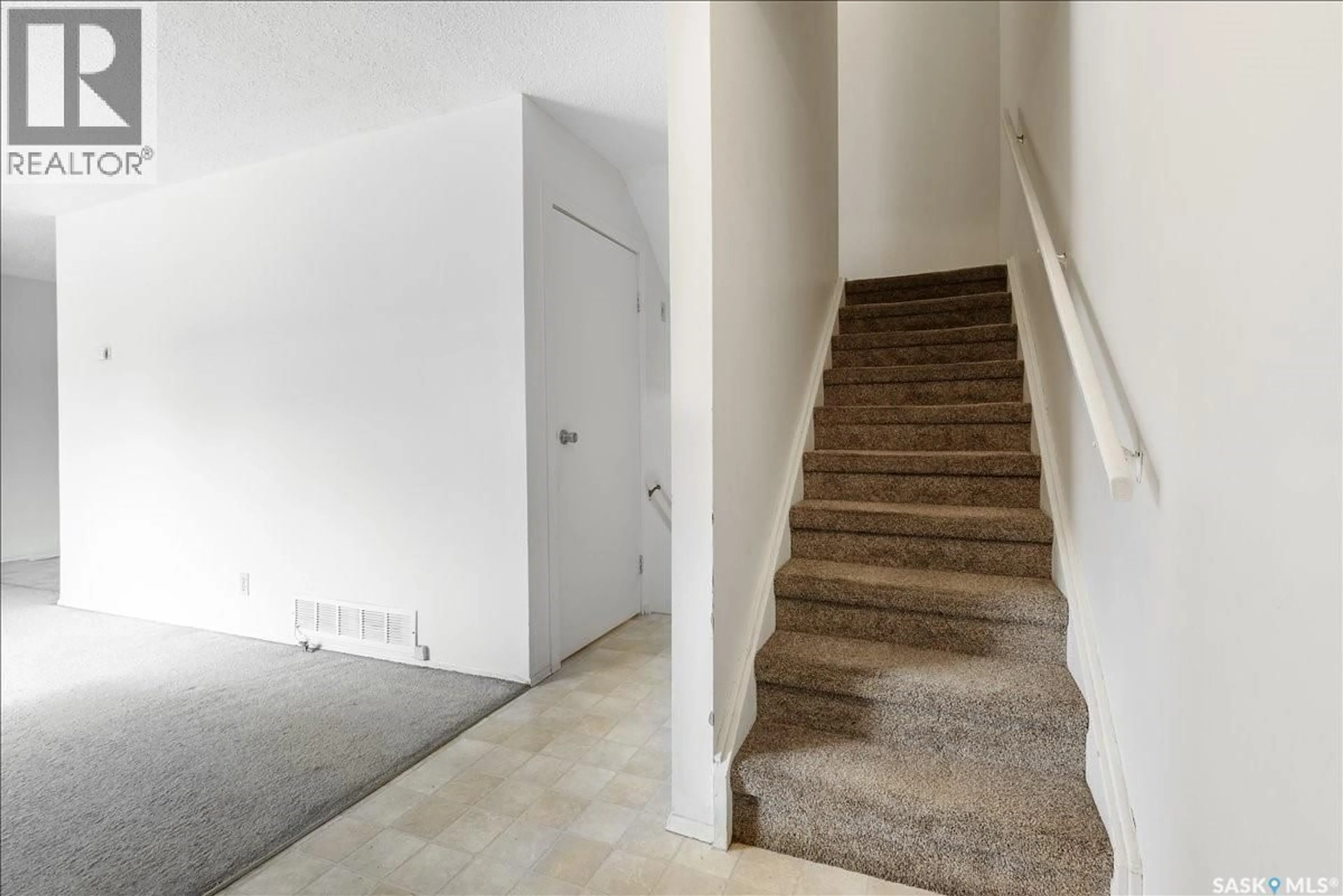 Stairs for 71 - 3904 CASTLE ROAD, Regina Saskatchewan S4S6A4