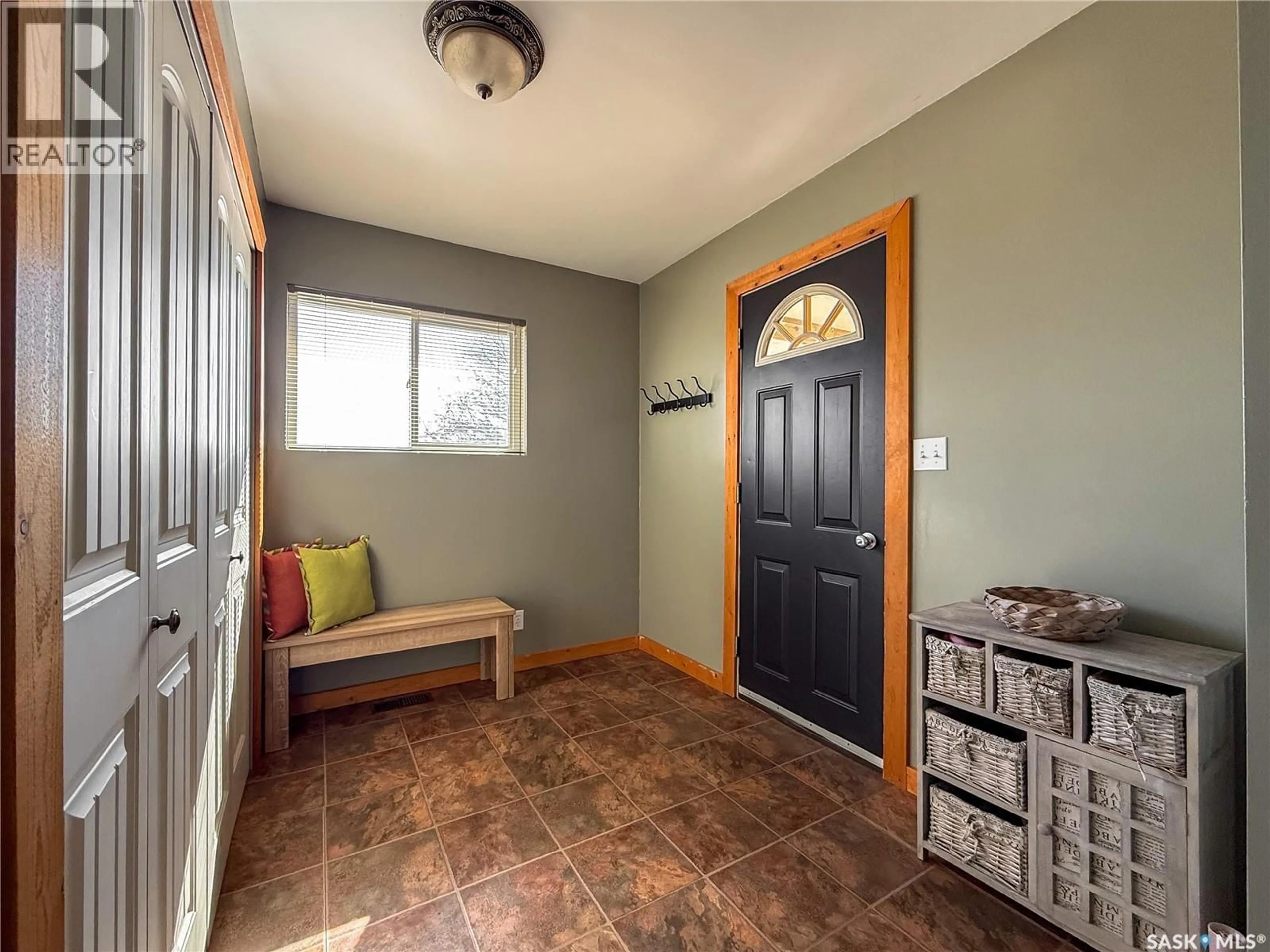 Indoor entryway for 103 1ST STREET, Frontier Saskatchewan S0N0W0