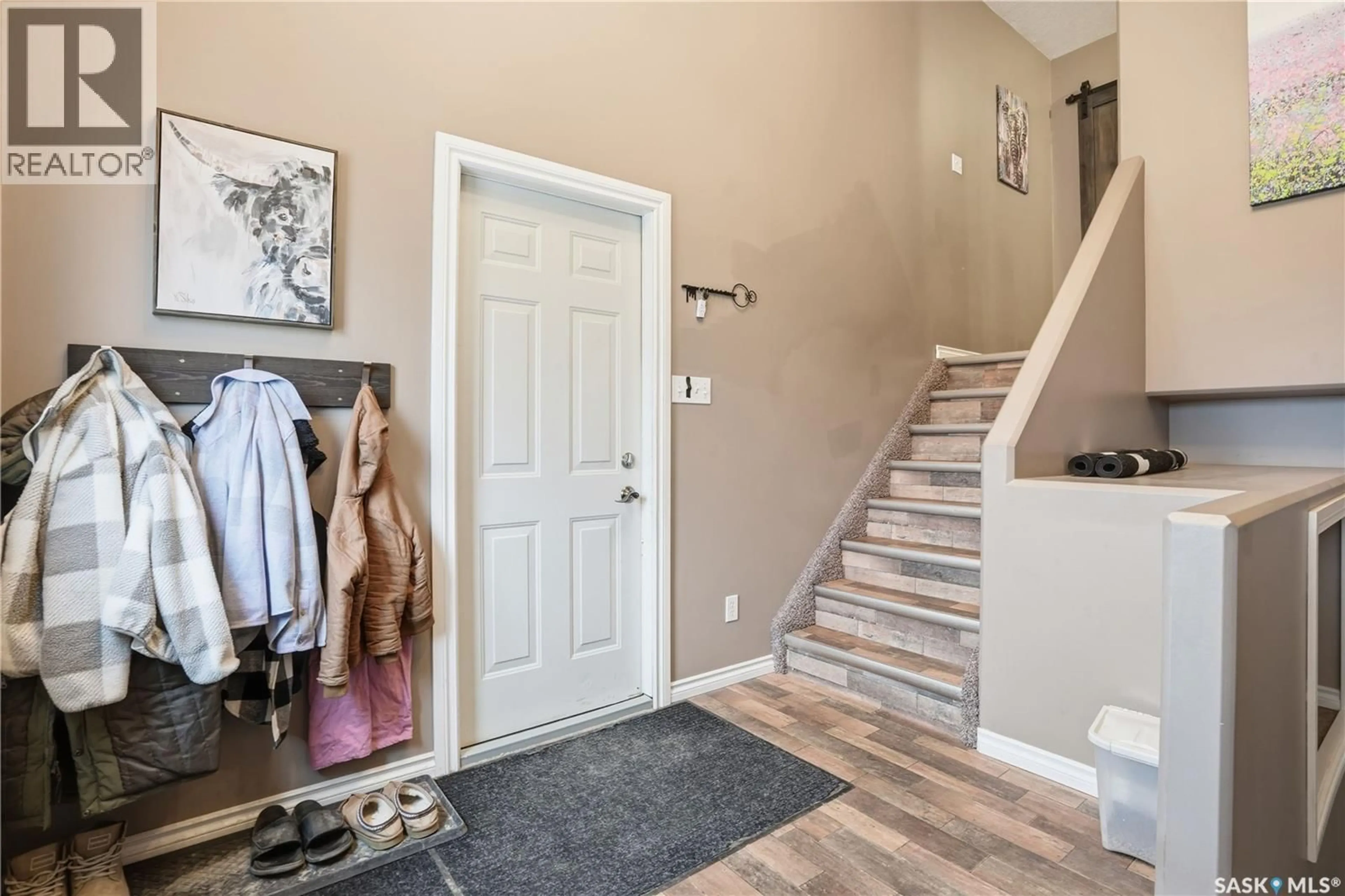 Indoor entryway for 1068 ATHABASCA STREET, Moose Jaw Saskatchewan S6H2E6