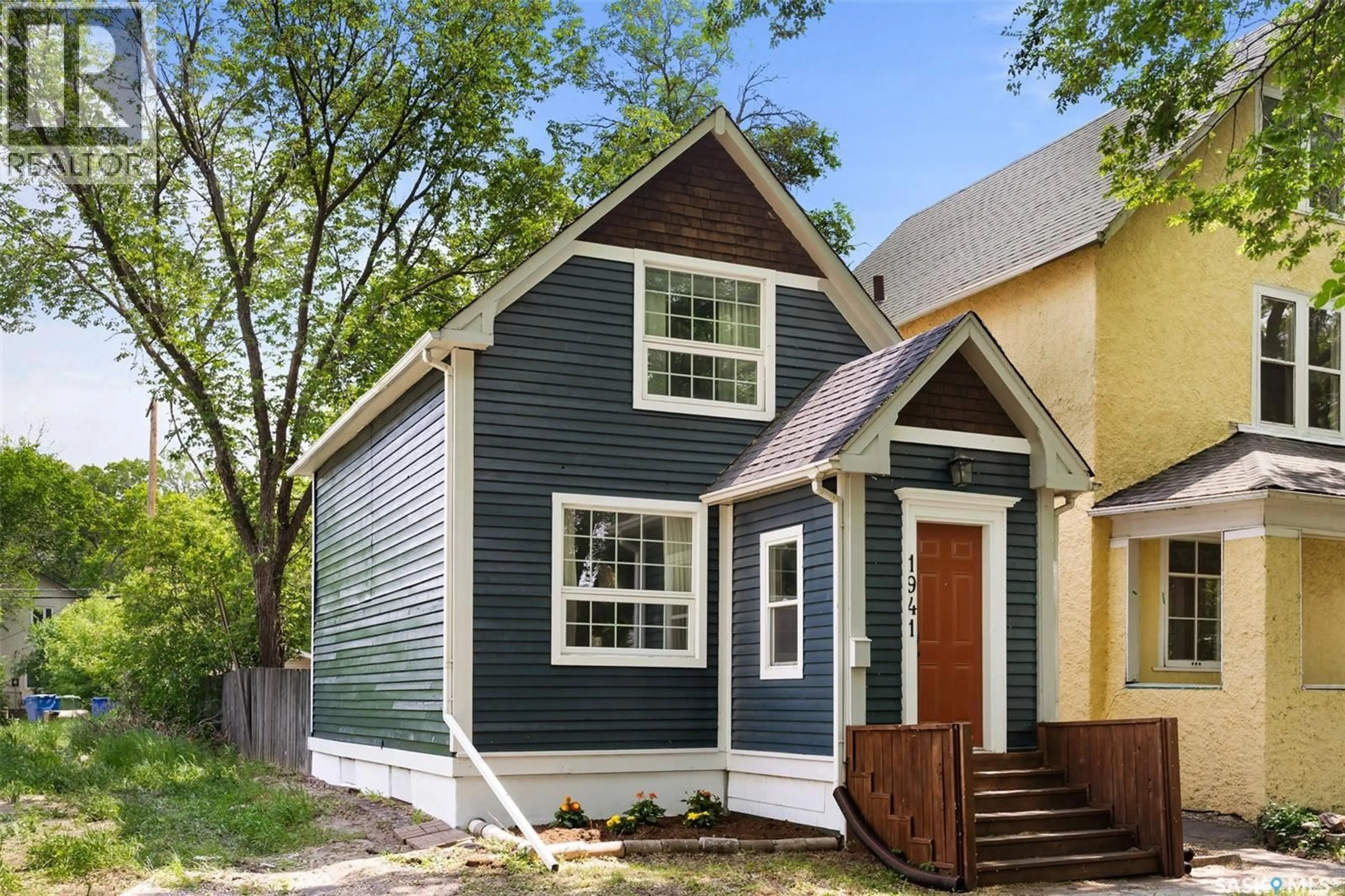 Home with vinyl exterior material, street for 1941 MONTAGUE STREET, Regina Saskatchewan S4T3J6