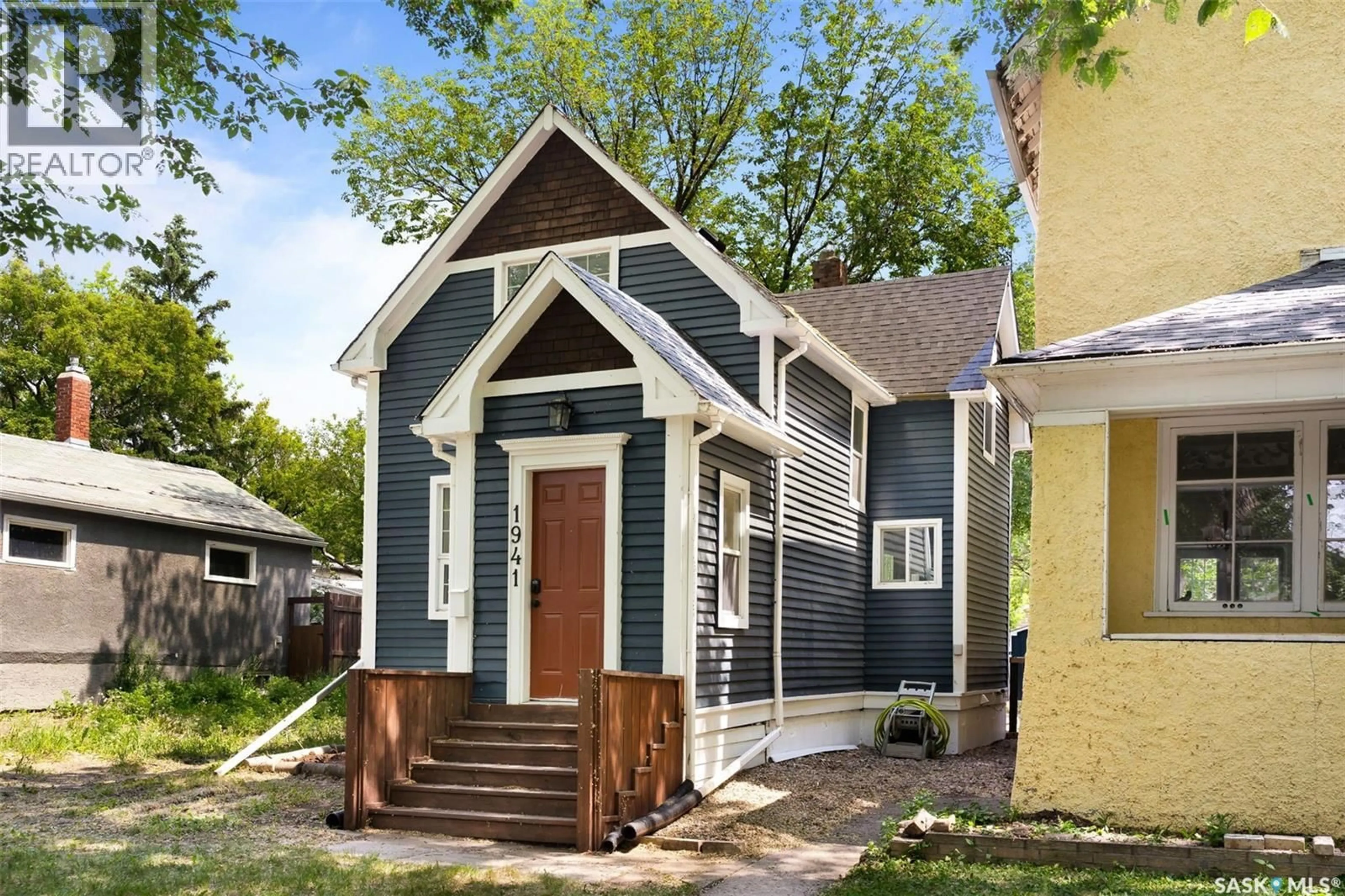 Home with vinyl exterior material, street for 1941 MONTAGUE STREET, Regina Saskatchewan S4T3J6