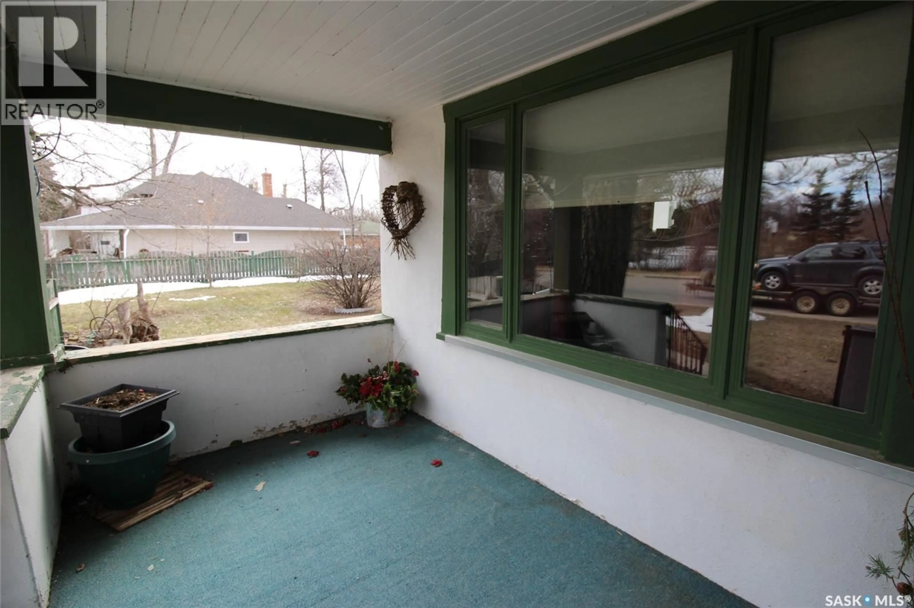 Patio, unknown for 663 2ND STREET, Shaunavon Saskatchewan S0N2M0