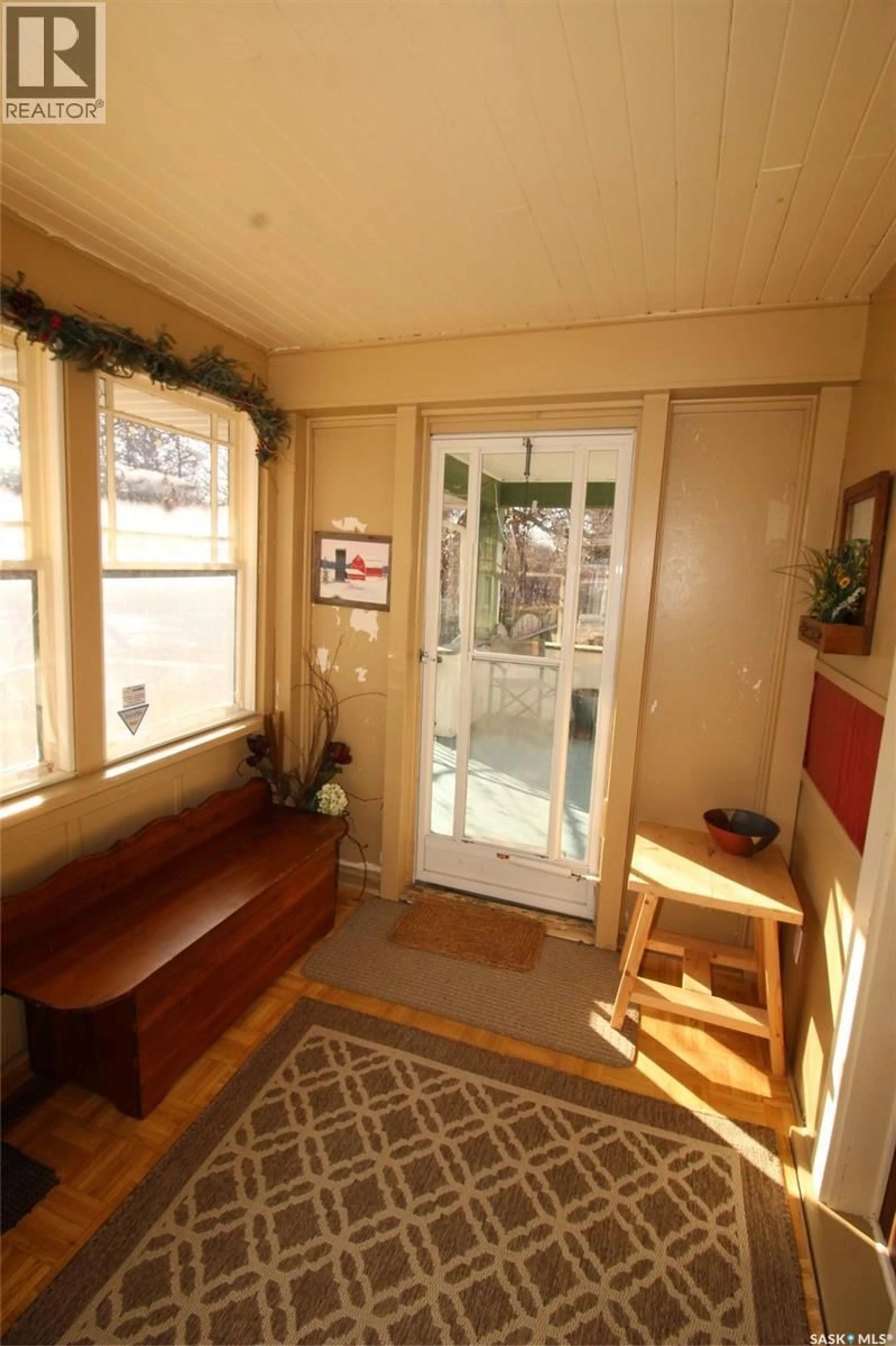 Indoor entryway for 663 2ND STREET, Shaunavon Saskatchewan S0N2M0