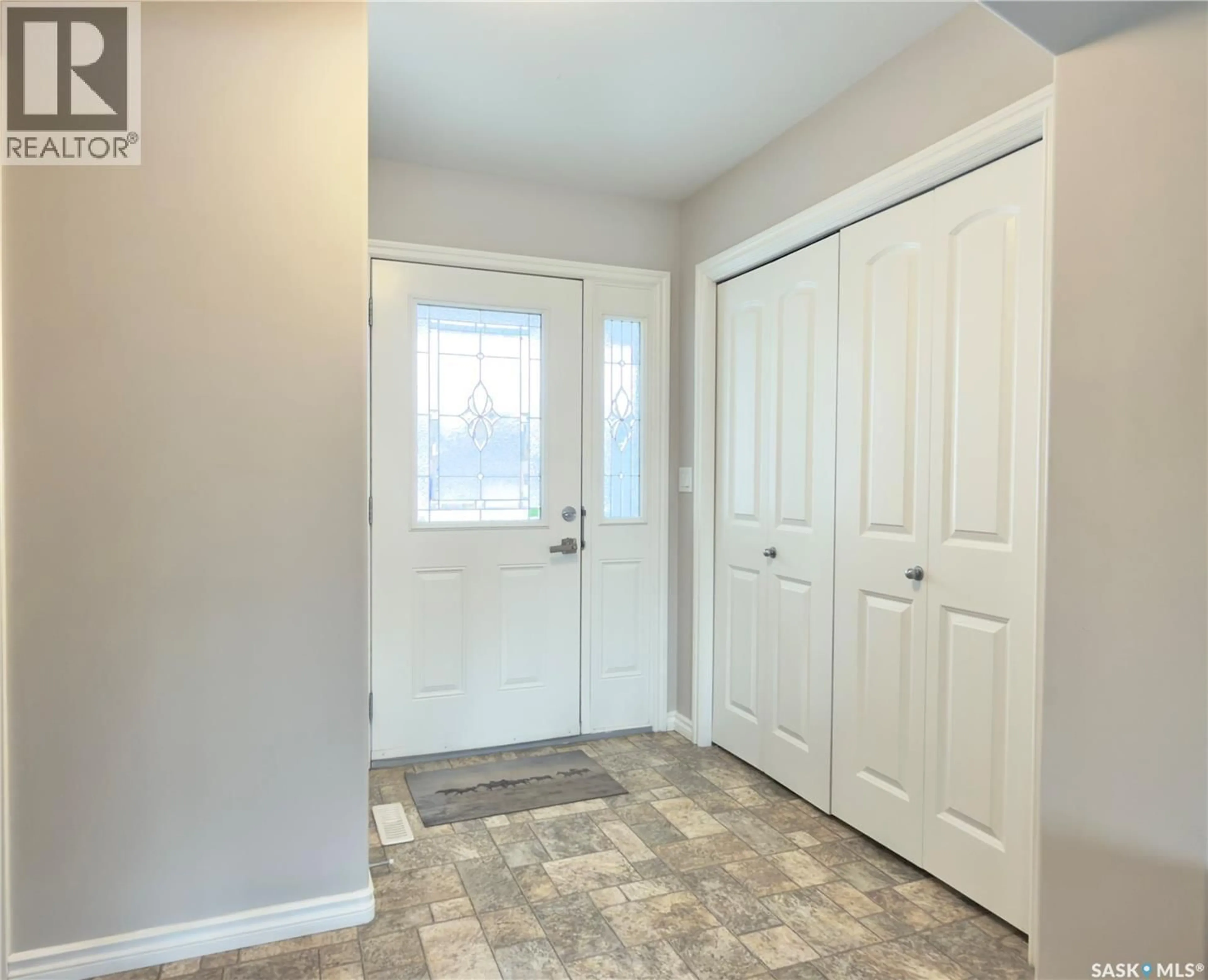 Indoor entryway for 831 KOROL WAY, Saskatoon Saskatchewan S7R0E4