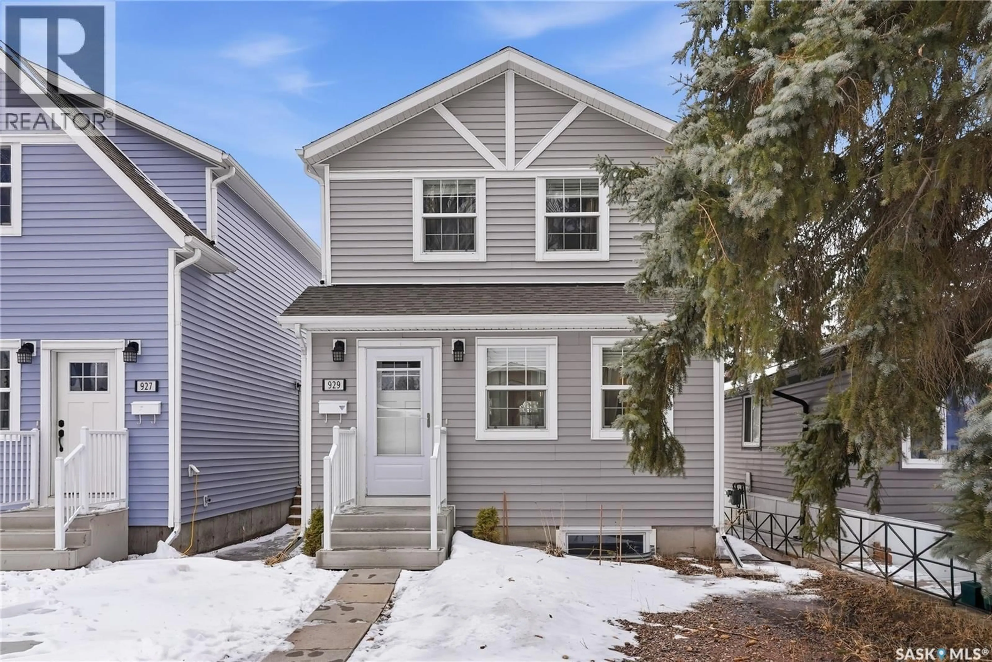 Home with vinyl exterior material, street for 929 K AVENUE, Saskatoon Saskatchewan S7L2N3
