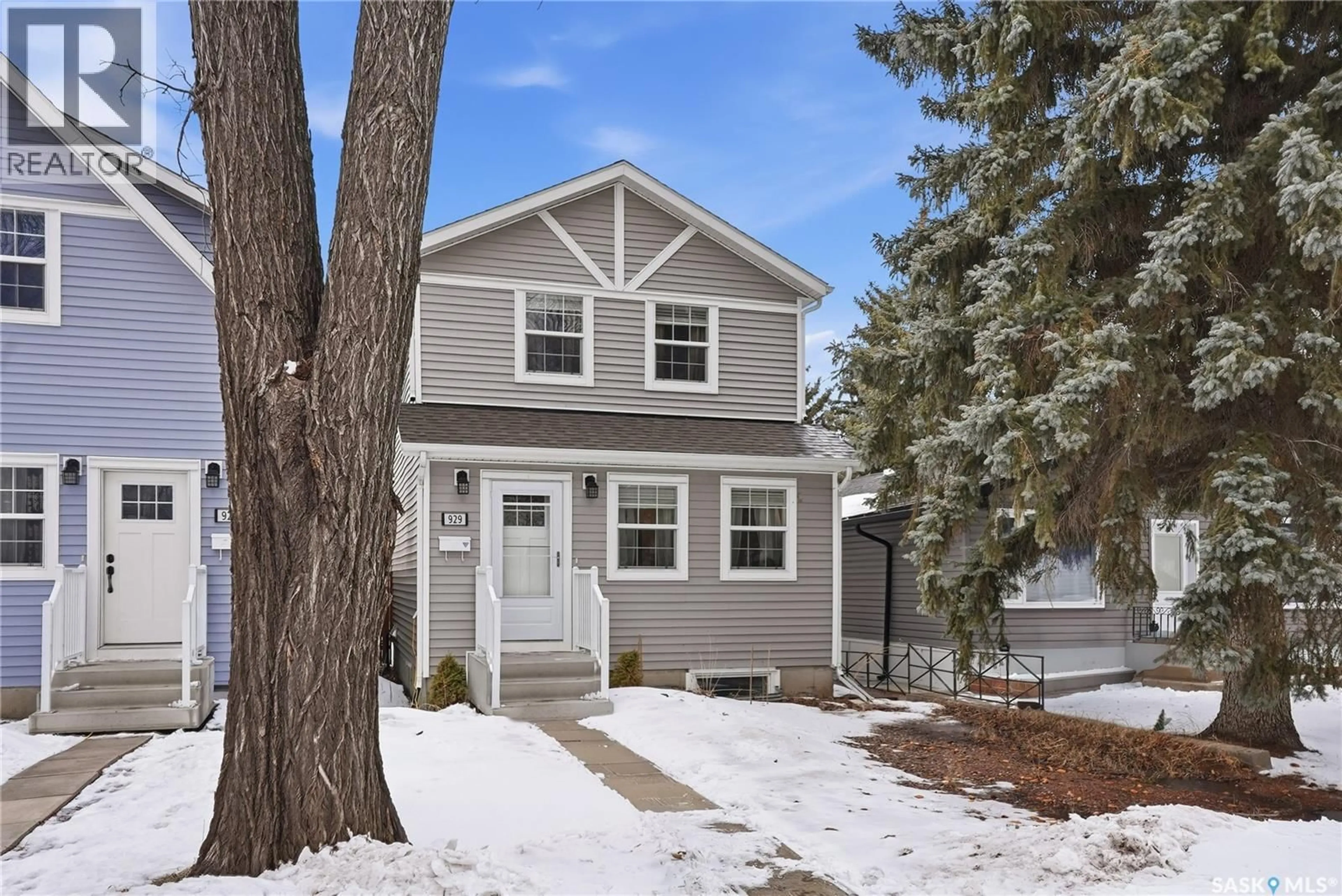 Home with vinyl exterior material, street for 929 K AVENUE, Saskatoon Saskatchewan S7L2N3