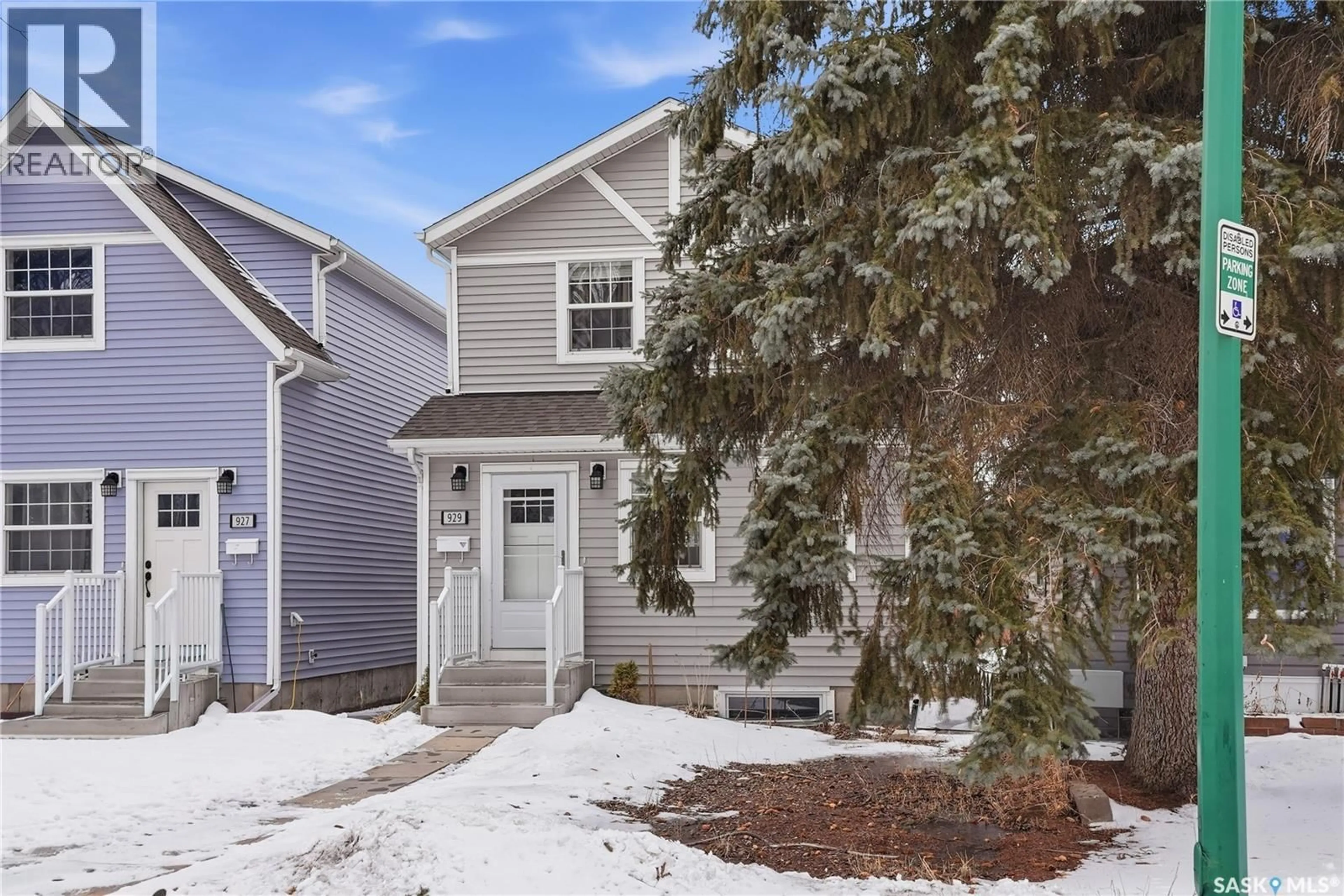 Home with vinyl exterior material, street for 929 K AVENUE, Saskatoon Saskatchewan S7L2N3