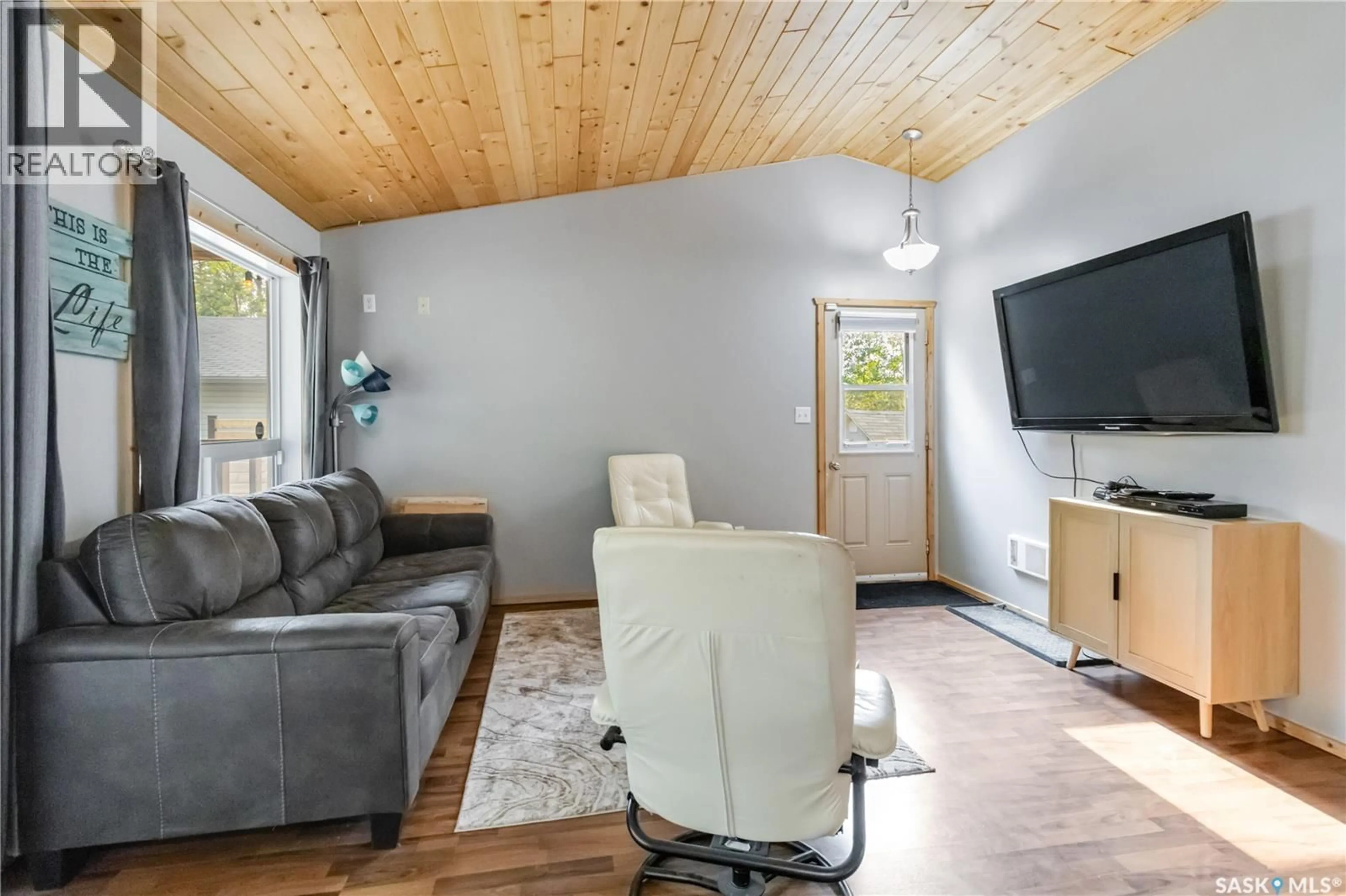 Living room with furniture, wood/laminate floor for 71 150 OKEMA BEACH ROAD, Lakeland Rm No. 521 Saskatchewan S0J0N0