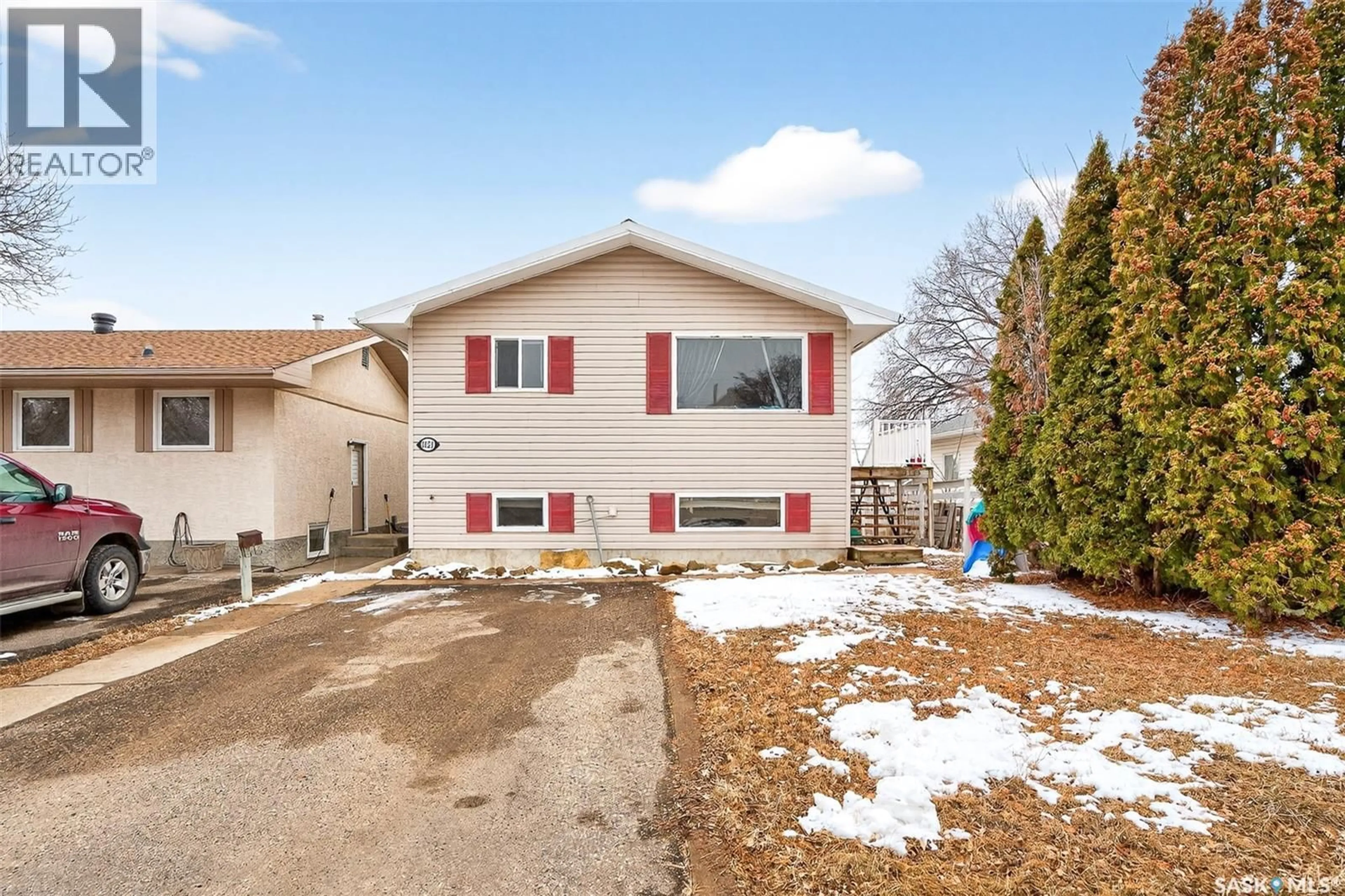 Home with vinyl exterior material, street for 1123 ATHABASCA STREET, Moose Jaw Saskatchewan S6H2E8