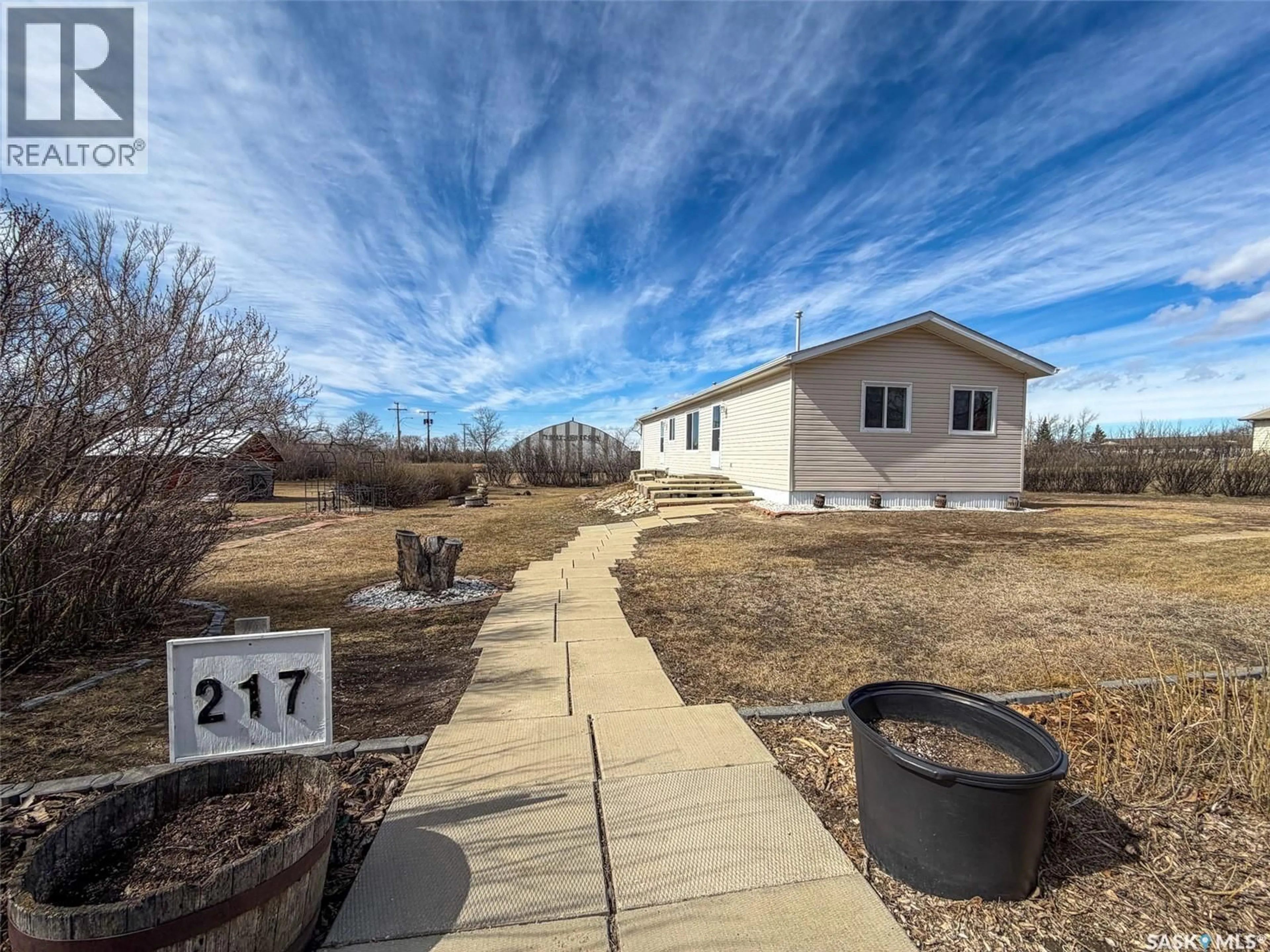 A pic from outside/outdoor area/front of a property/back of a property/a pic from drone, street for 213 - 217 2ND STREET, Climax Saskatchewan S0N0N0
