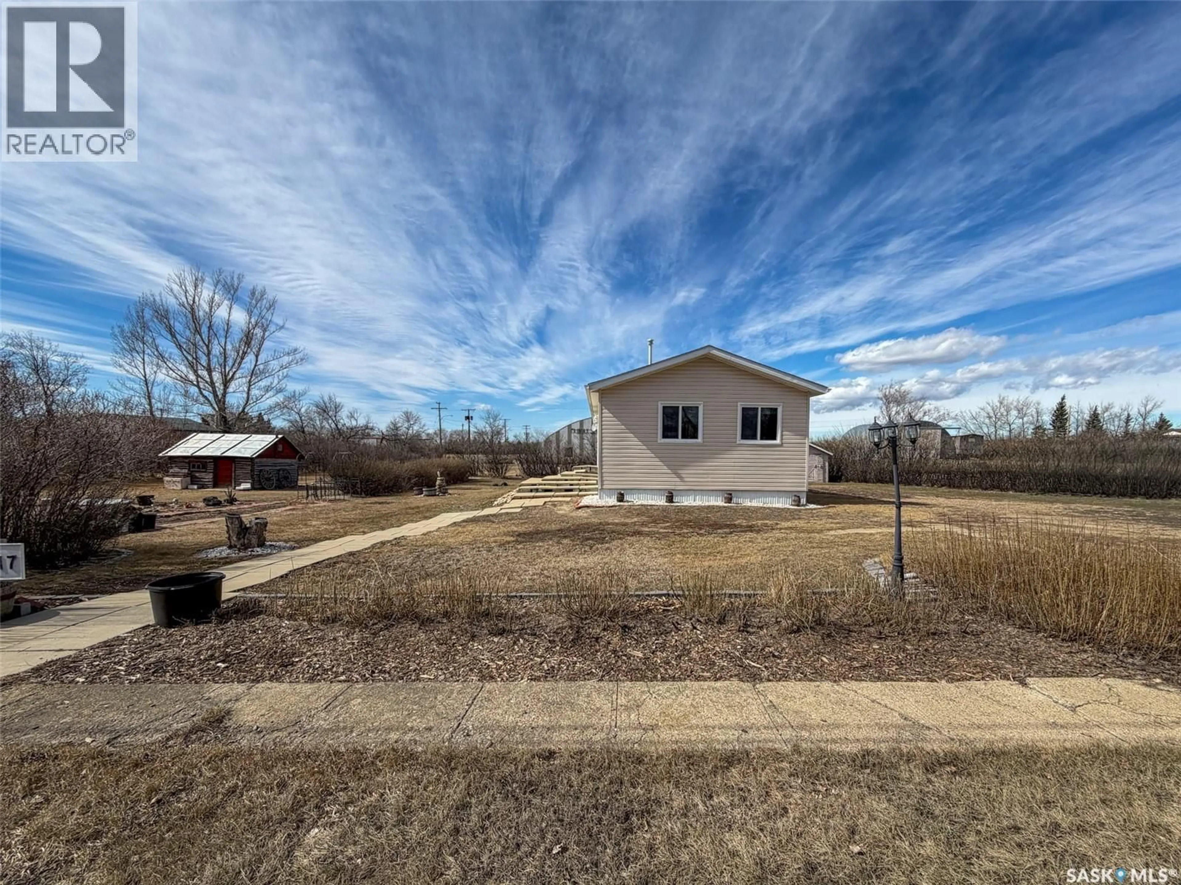 A pic from outside/outdoor area/front of a property/back of a property/a pic from drone, unknown for 213 - 217 2ND STREET, Climax Saskatchewan S0N0N0