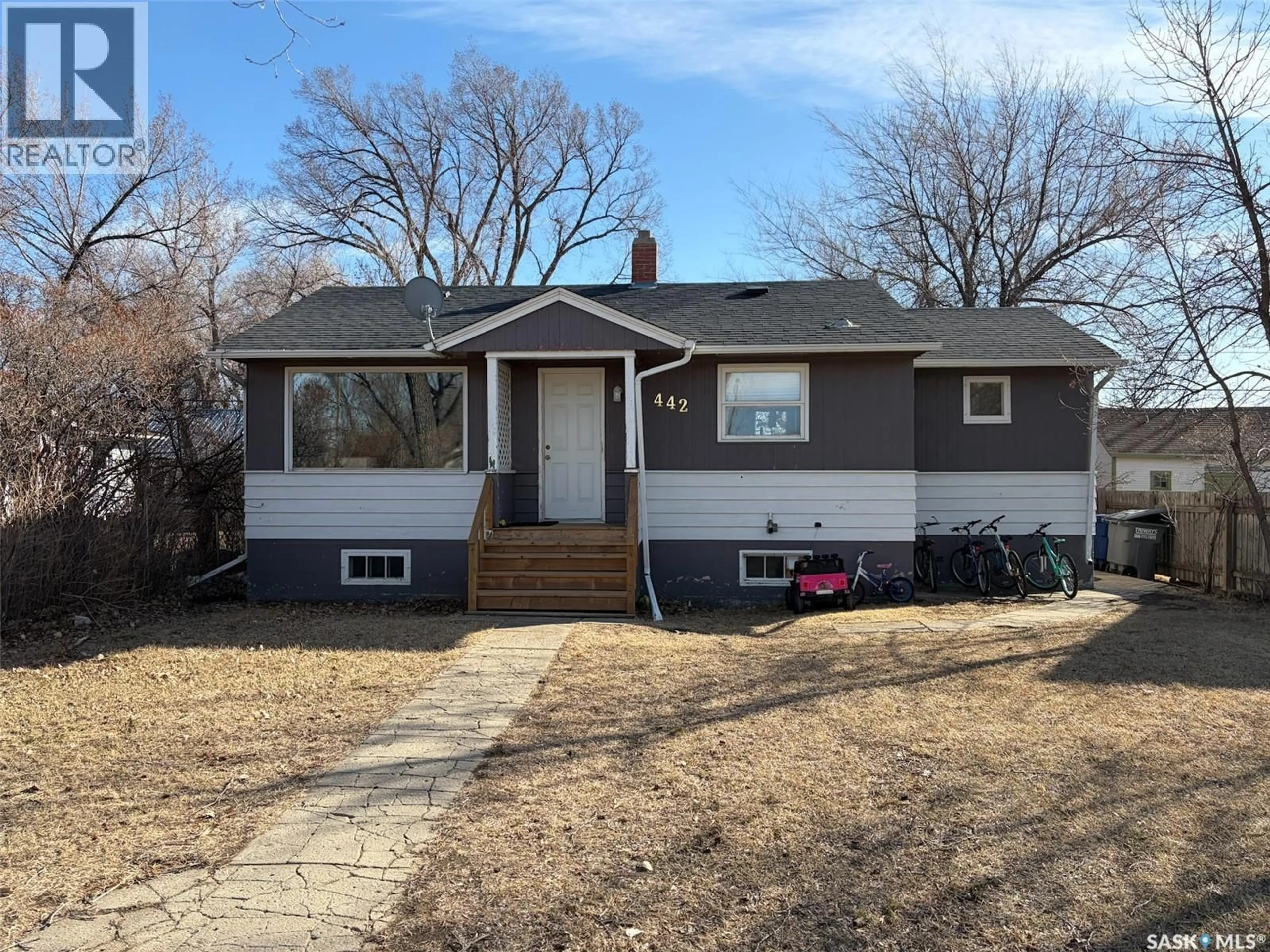 Home with vinyl exterior material, street for 442 FRONT STREET, Eastend Saskatchewan S0N0T0