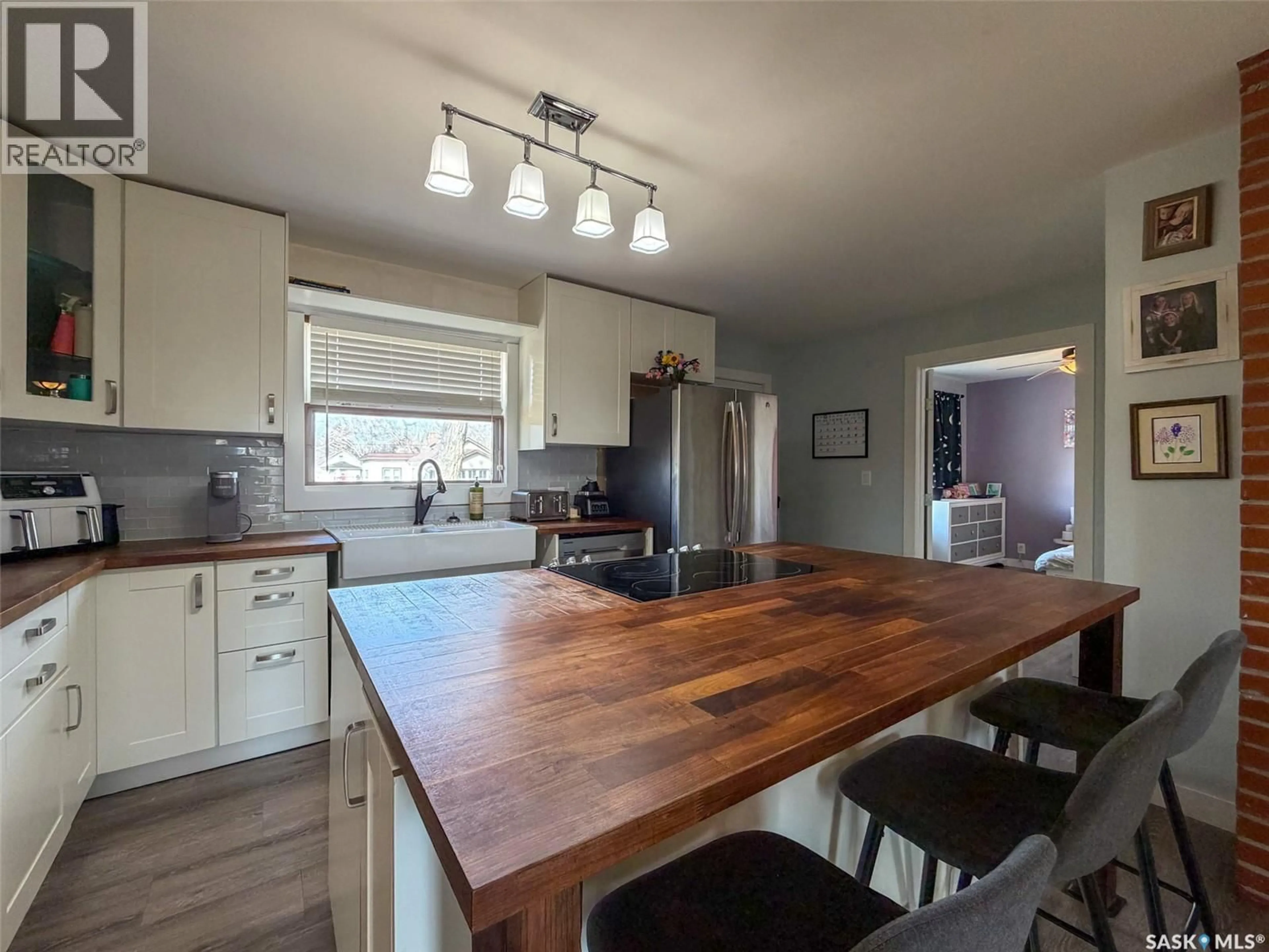 Open concept kitchen, wood/laminate floor for 442 FRONT STREET, Eastend Saskatchewan S0N0T0