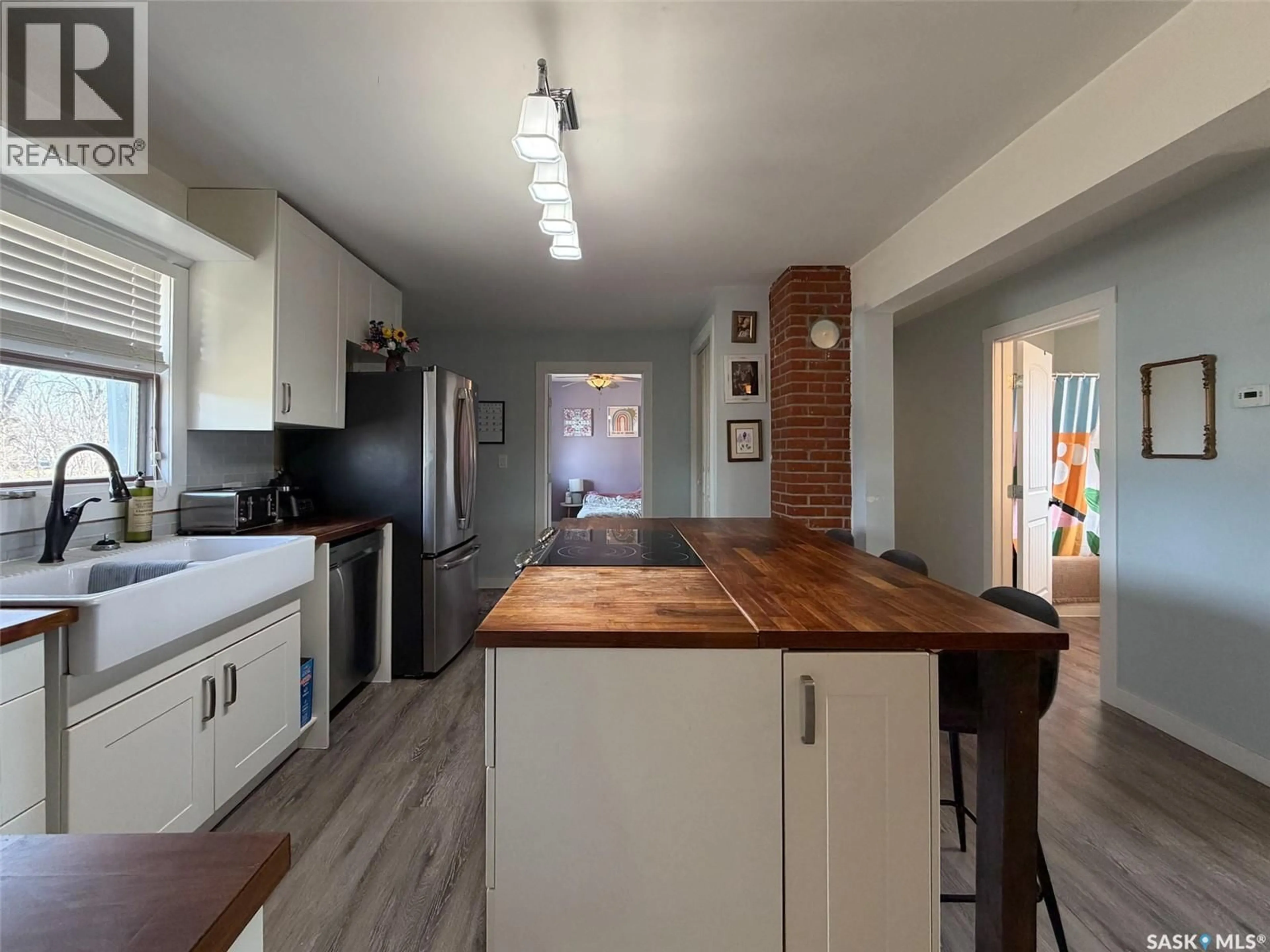 Open concept kitchen, wood/laminate floor for 442 FRONT STREET, Eastend Saskatchewan S0N0T0