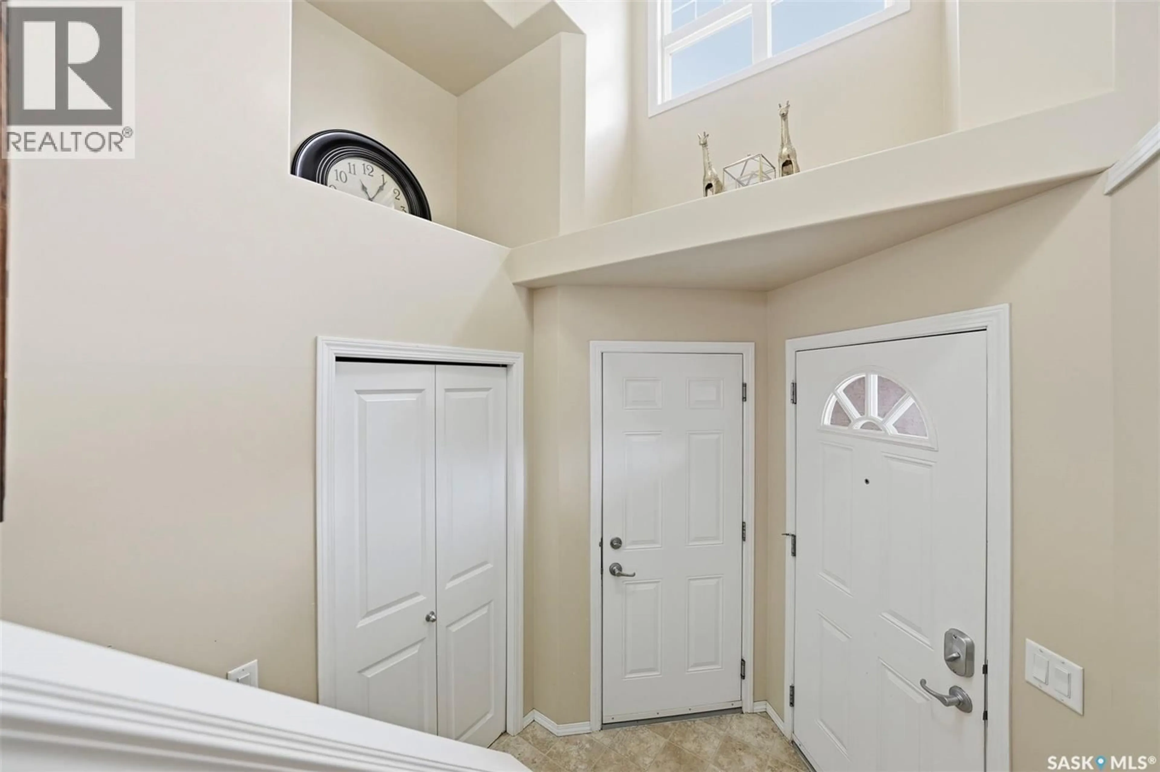Indoor entryway for 215 SNELL CRESCENT, Saskatoon Saskatchewan S7T0M7