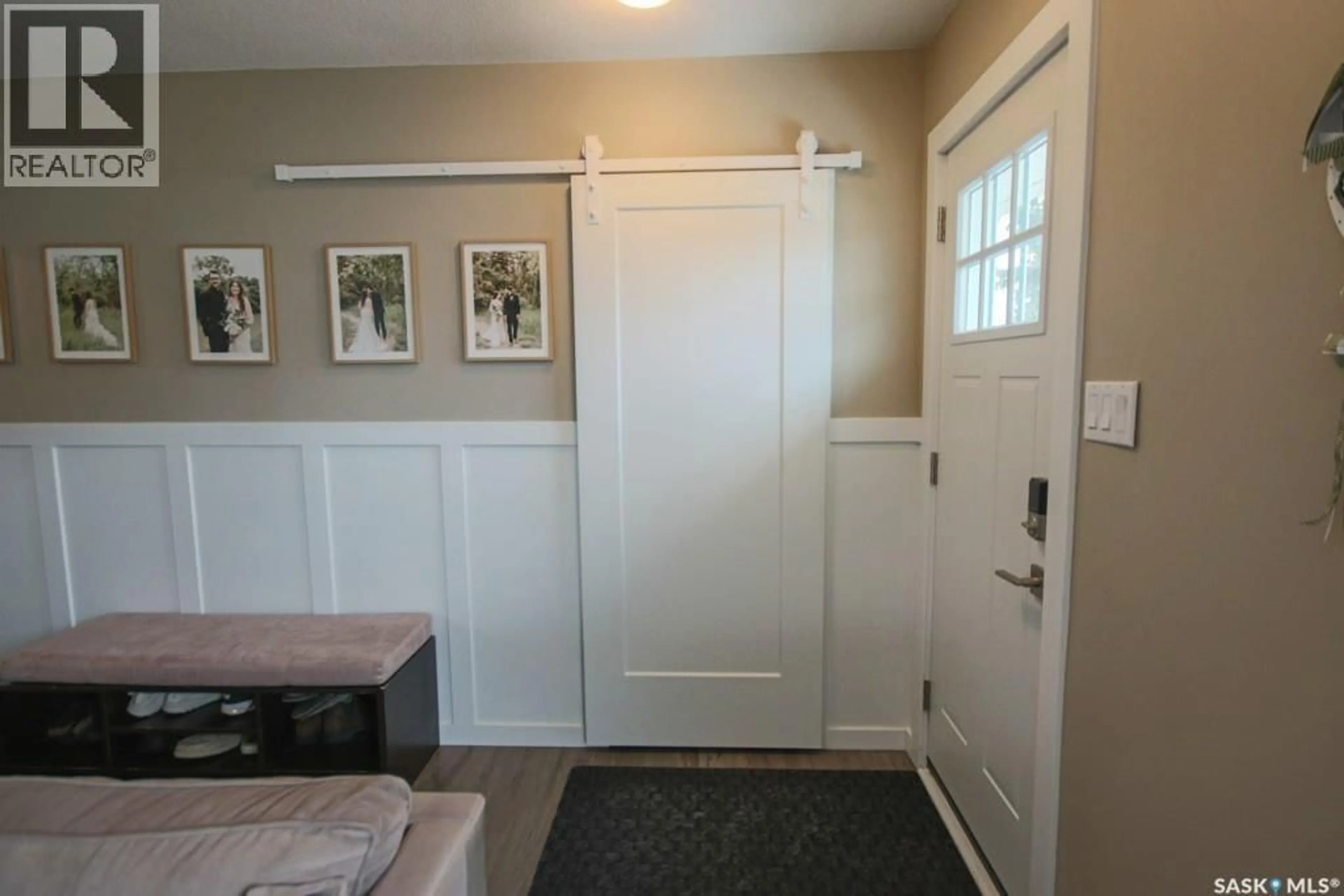 Indoor entryway for 1231 GRANDVIEW STREET, Moose Jaw Saskatchewan S6H5M3