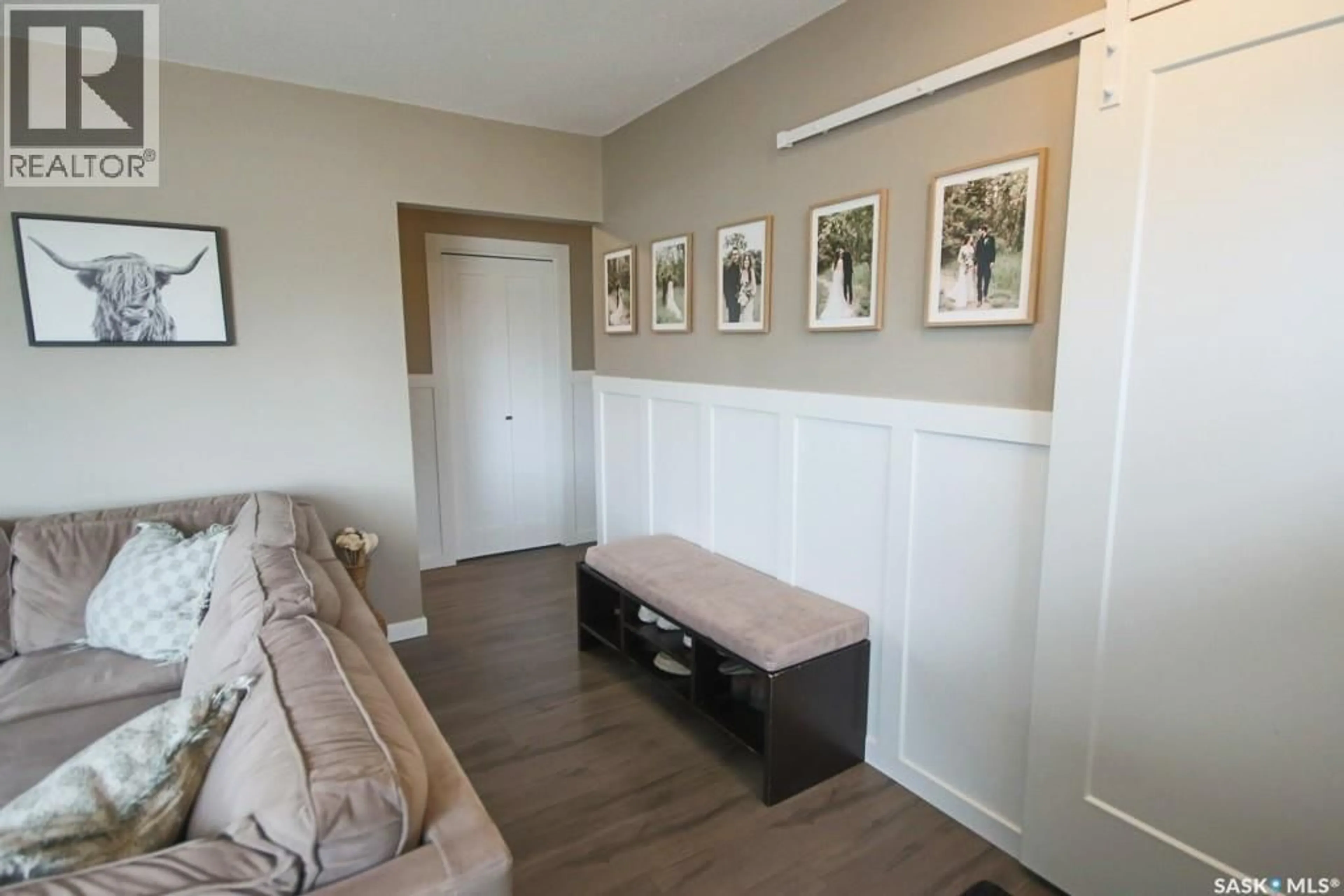 Indoor entryway for 1231 GRANDVIEW STREET, Moose Jaw Saskatchewan S6H5M3