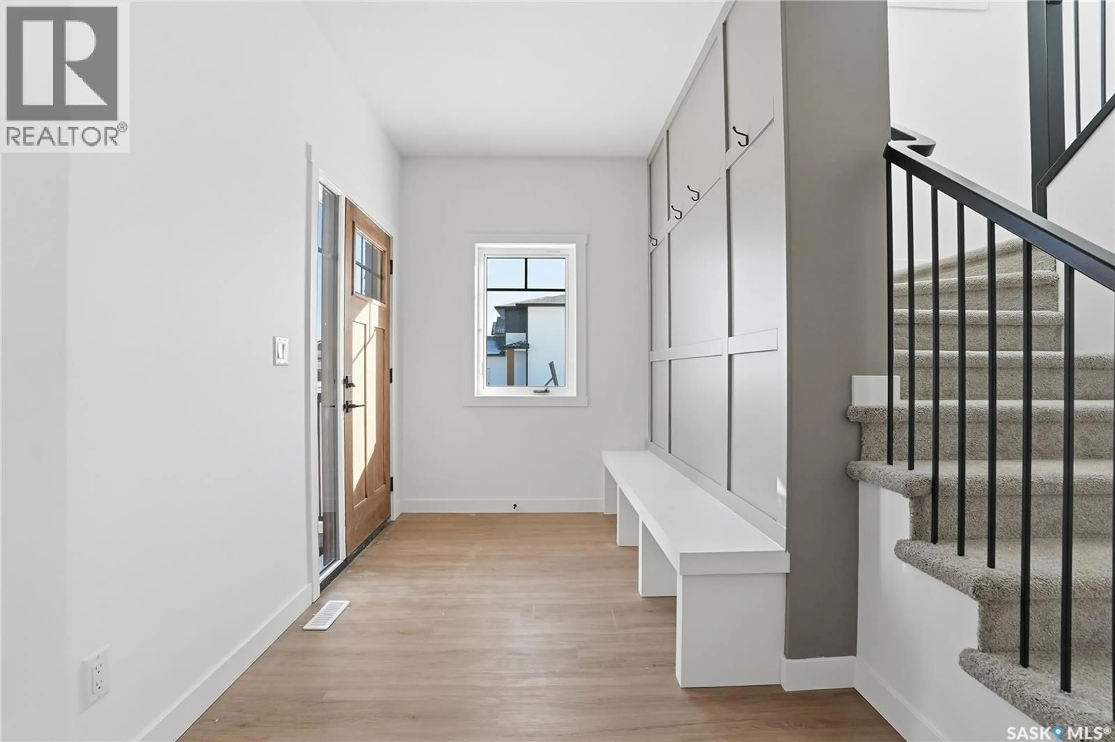 Indoor entryway for 154 HAVERSTOCK CRESCENT, Saskatoon Saskatchewan S7W1E3