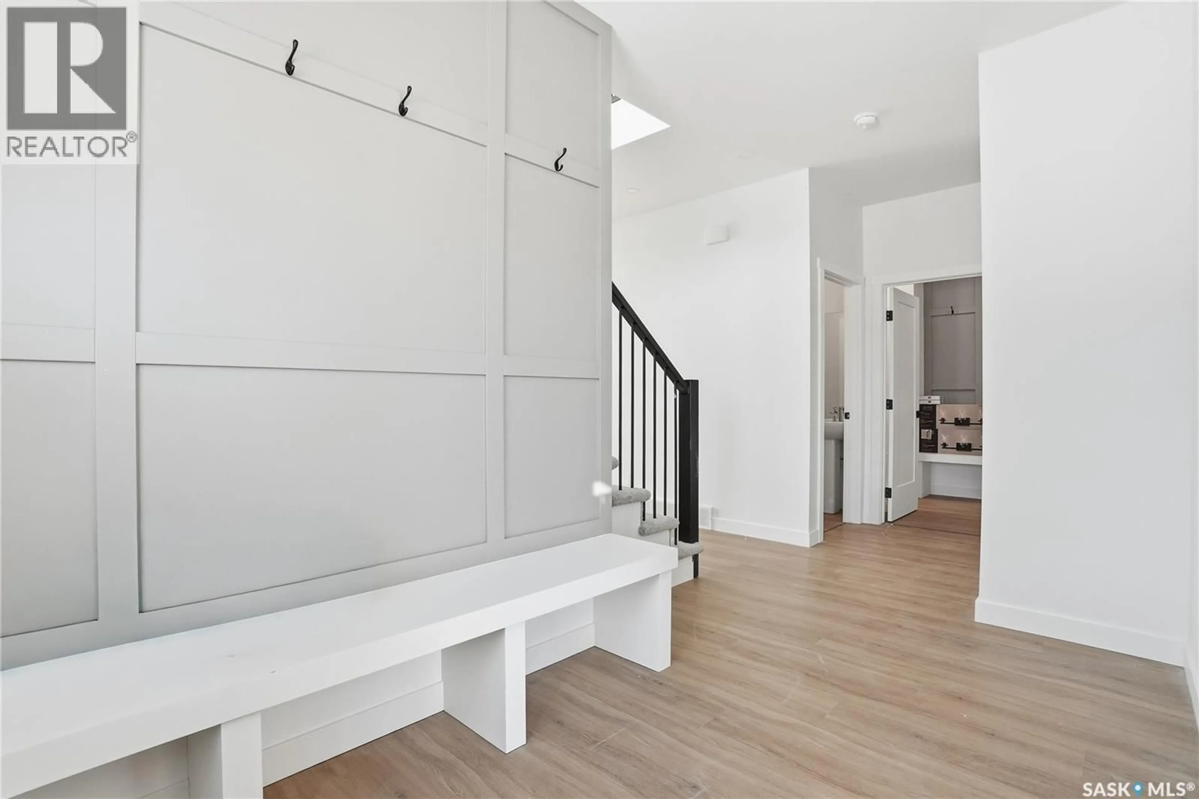 Indoor entryway for 154 HAVERSTOCK CRESCENT, Saskatoon Saskatchewan S7W1E3