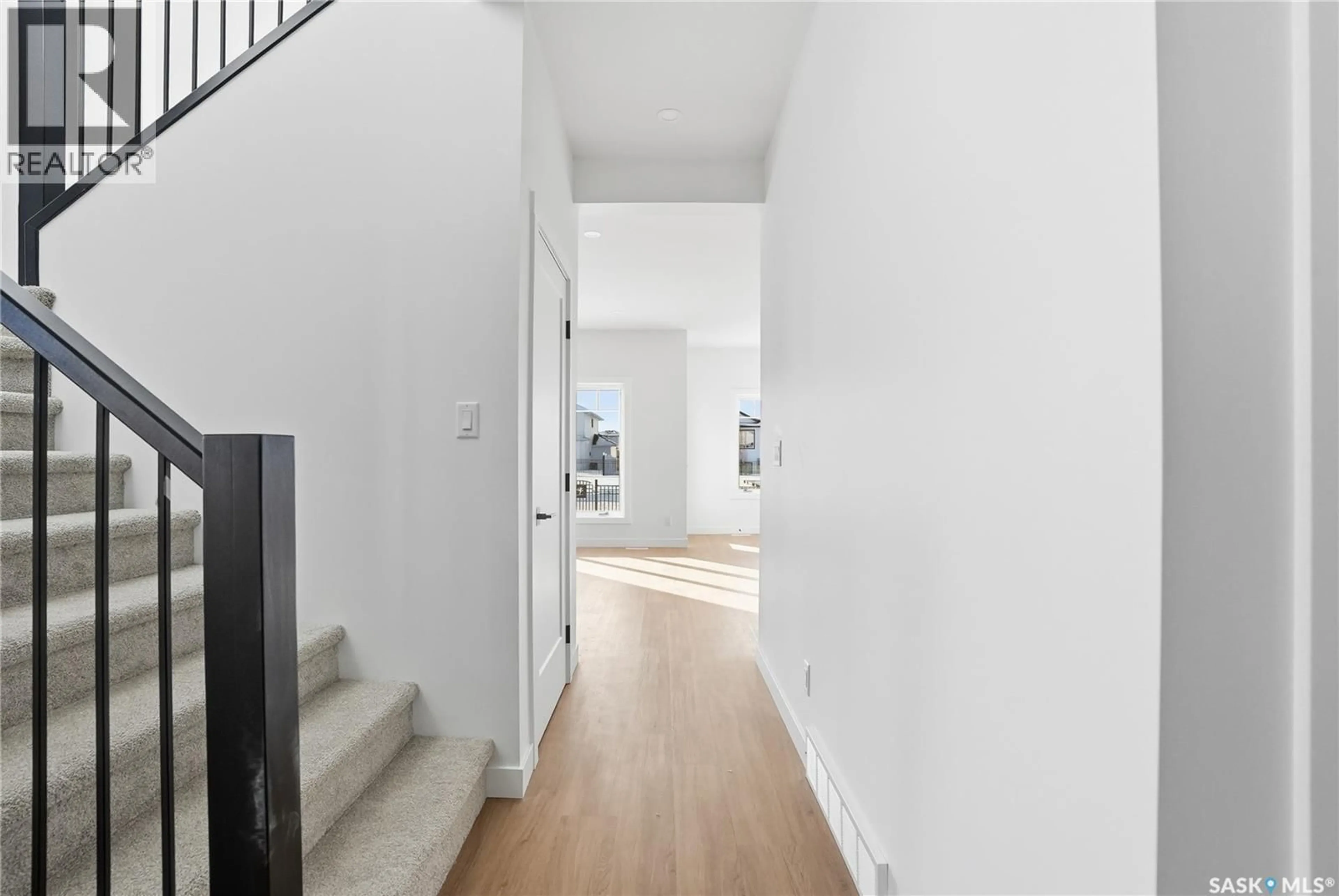 Indoor entryway for 154 HAVERSTOCK CRESCENT, Saskatoon Saskatchewan S7W1E3