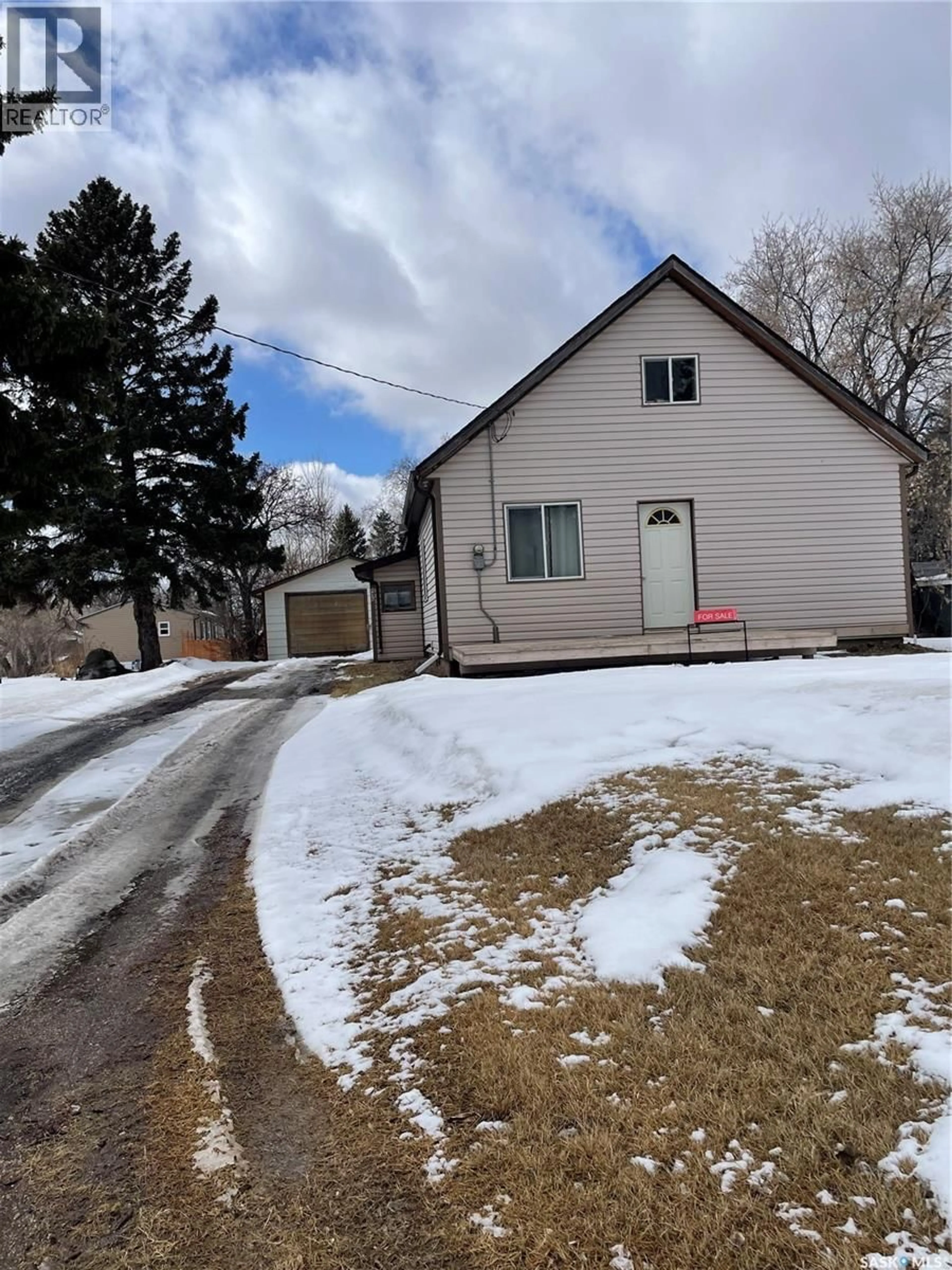 A pic from outside/outdoor area/front of a property/back of a property/a pic from drone, street for 406 SOUTHESK STREET, Whitewood Saskatchewan S0G5C0