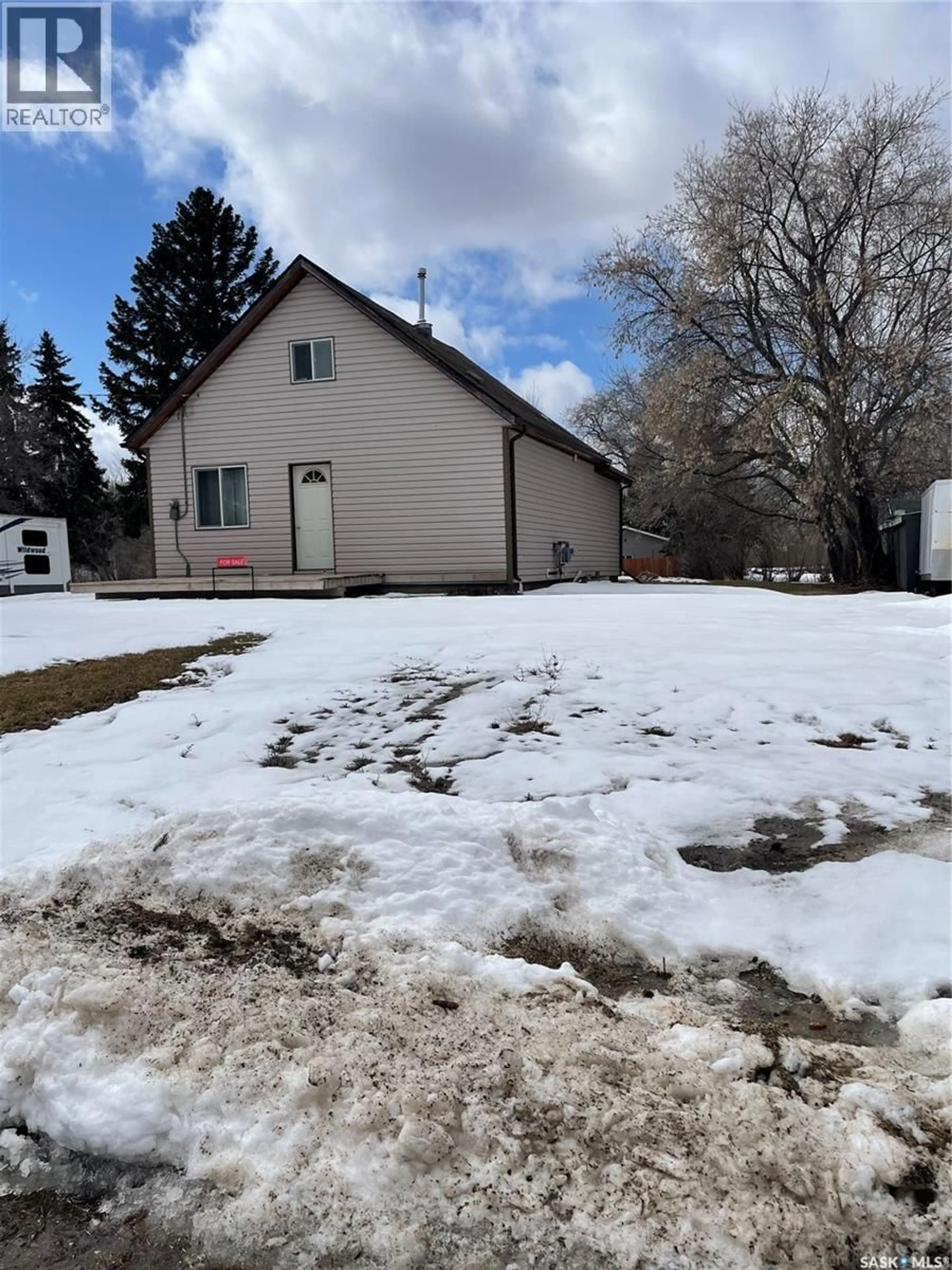 A pic from outside/outdoor area/front of a property/back of a property/a pic from drone, building for 406 SOUTHESK STREET, Whitewood Saskatchewan S0G5C0