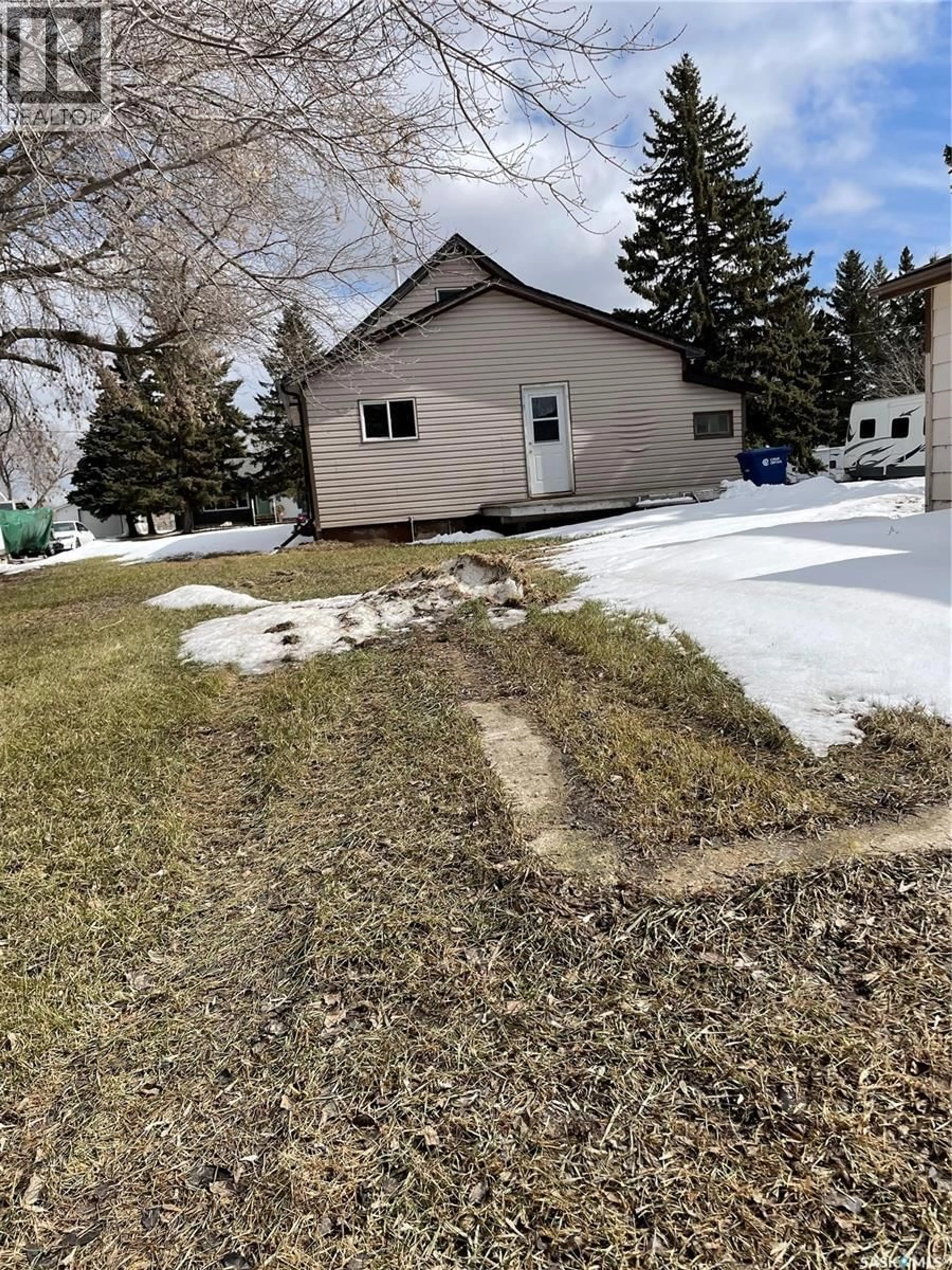 A pic from outside/outdoor area/front of a property/back of a property/a pic from drone, street for 406 SOUTHESK STREET, Whitewood Saskatchewan S0G5C0