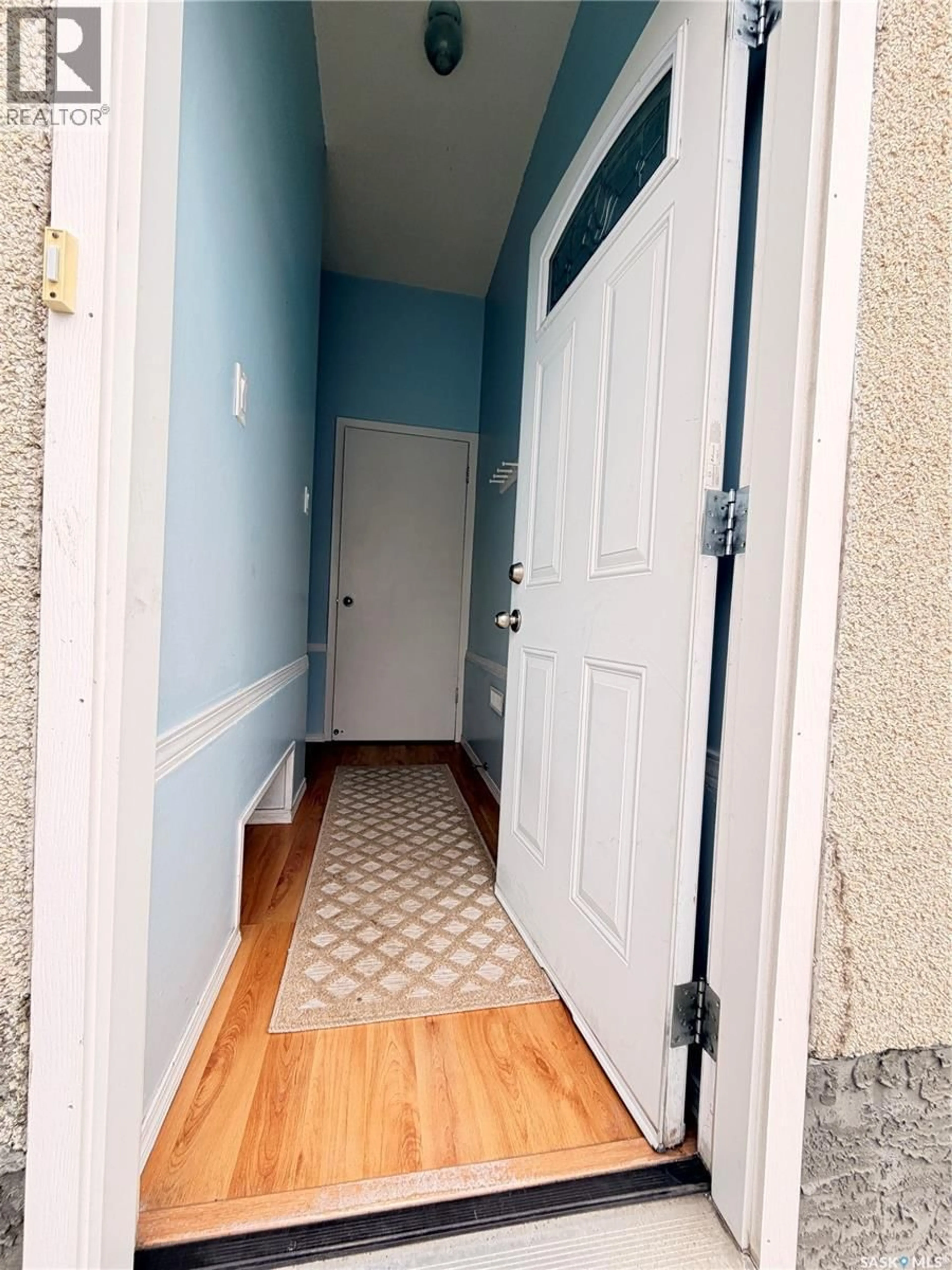 Indoor entryway for 33 WILLOWVIEW STREET, Regina Saskatchewan S4R5K2