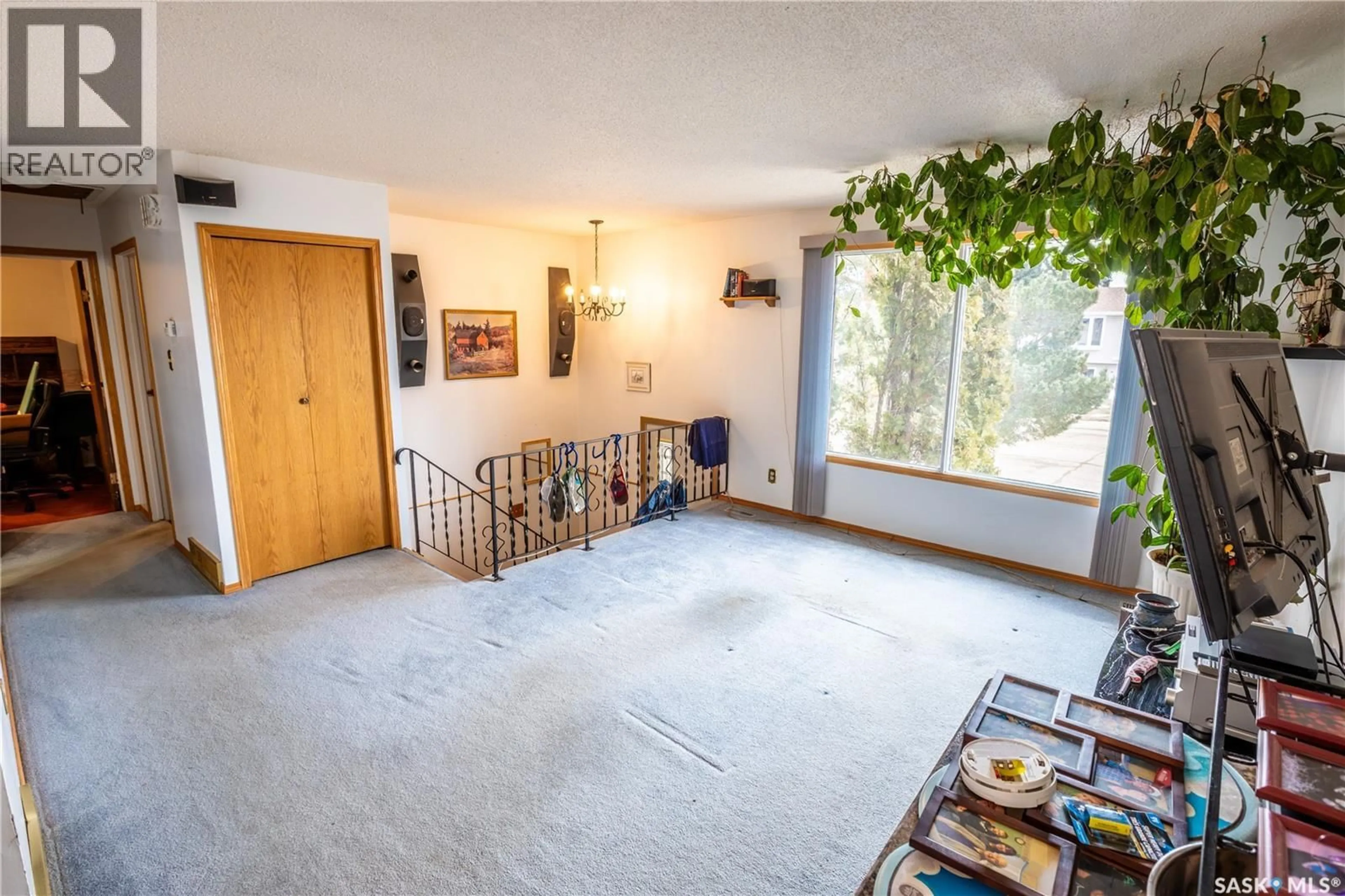 Indoor foyer for 1416 ATHABASCA STREET, Moose Jaw Saskatchewan S6H6E1