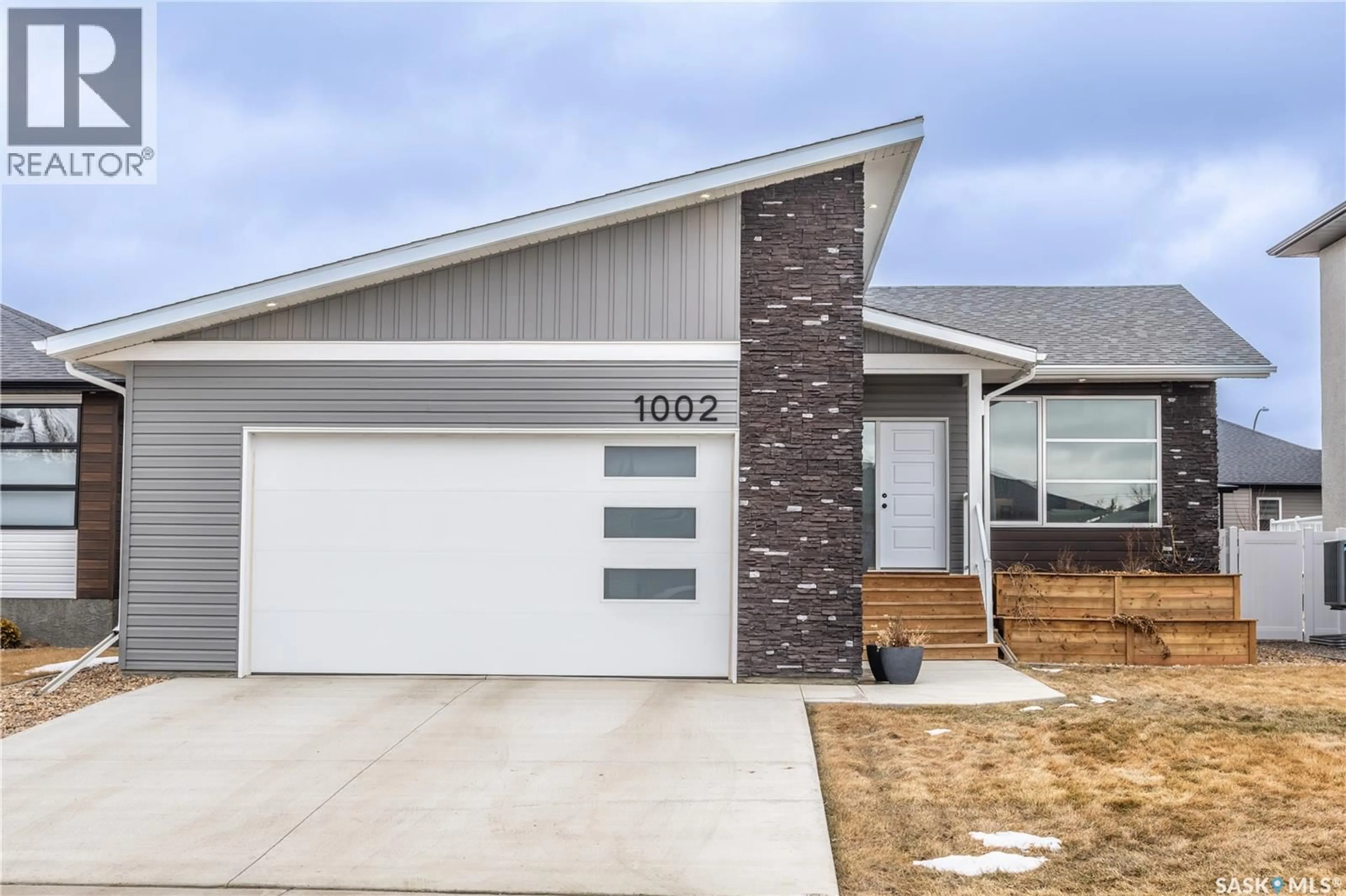 Home with vinyl exterior material, street for 1002 MAPLEWOOD DRIVE, Moose Jaw Saskatchewan S6J0E4