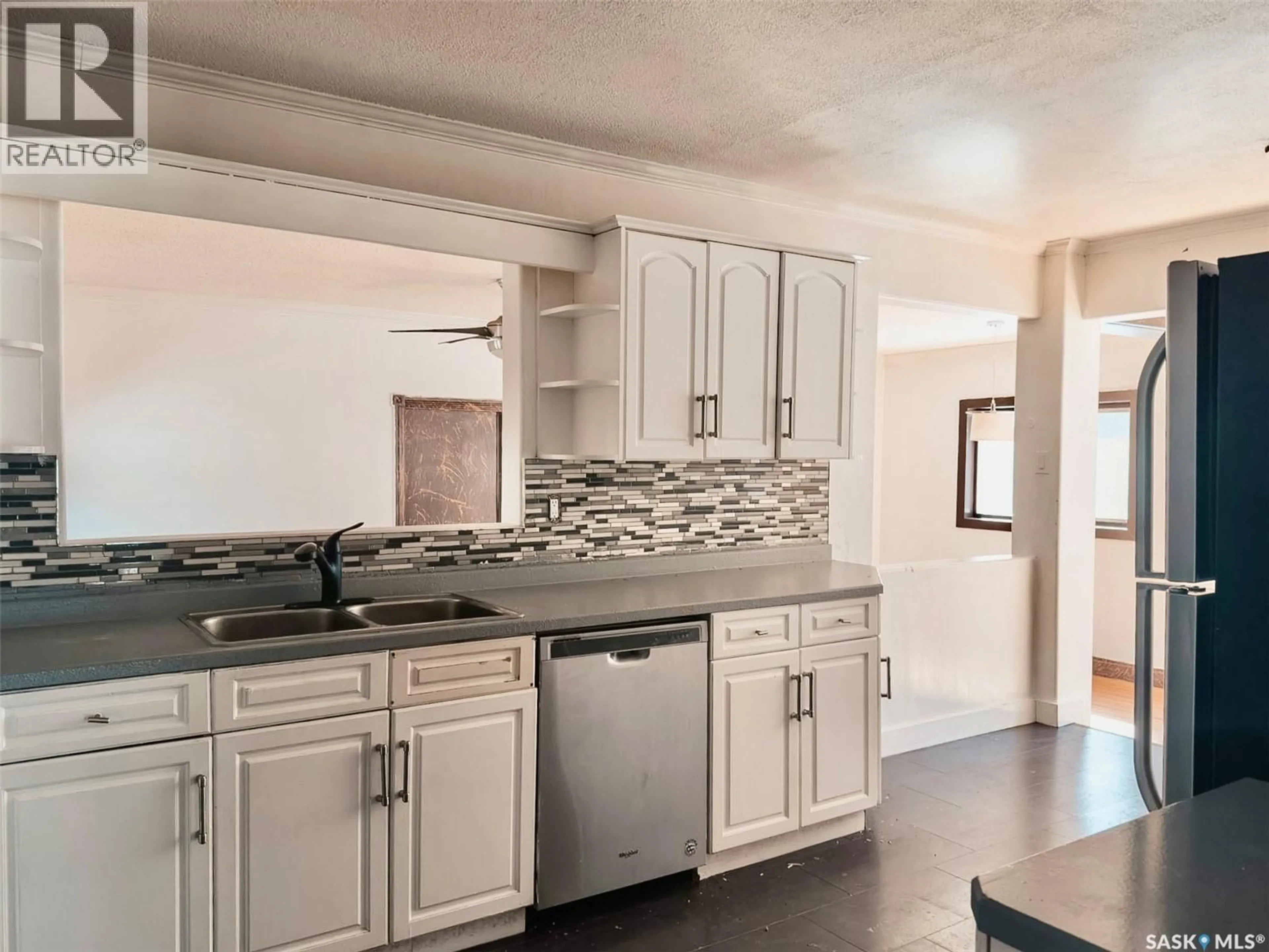 Open concept kitchen, ceramic/tile floor for S - 2905 PRESTON AVENUE, Saskatoon Saskatchewan S7J2G8