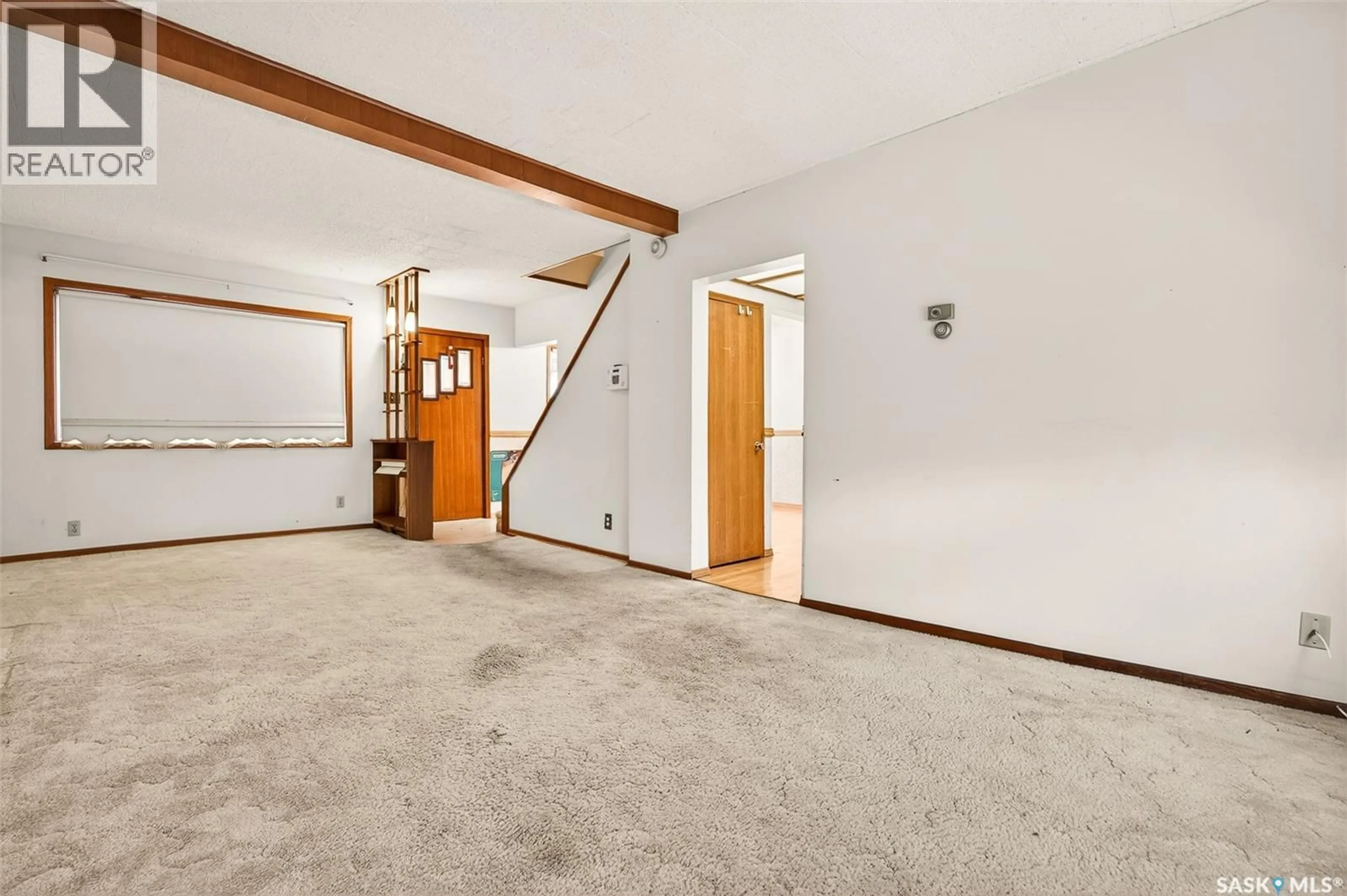Indoor foyer for 528 ATHABASCA STREET E, Moose Jaw Saskatchewan S6H0M1