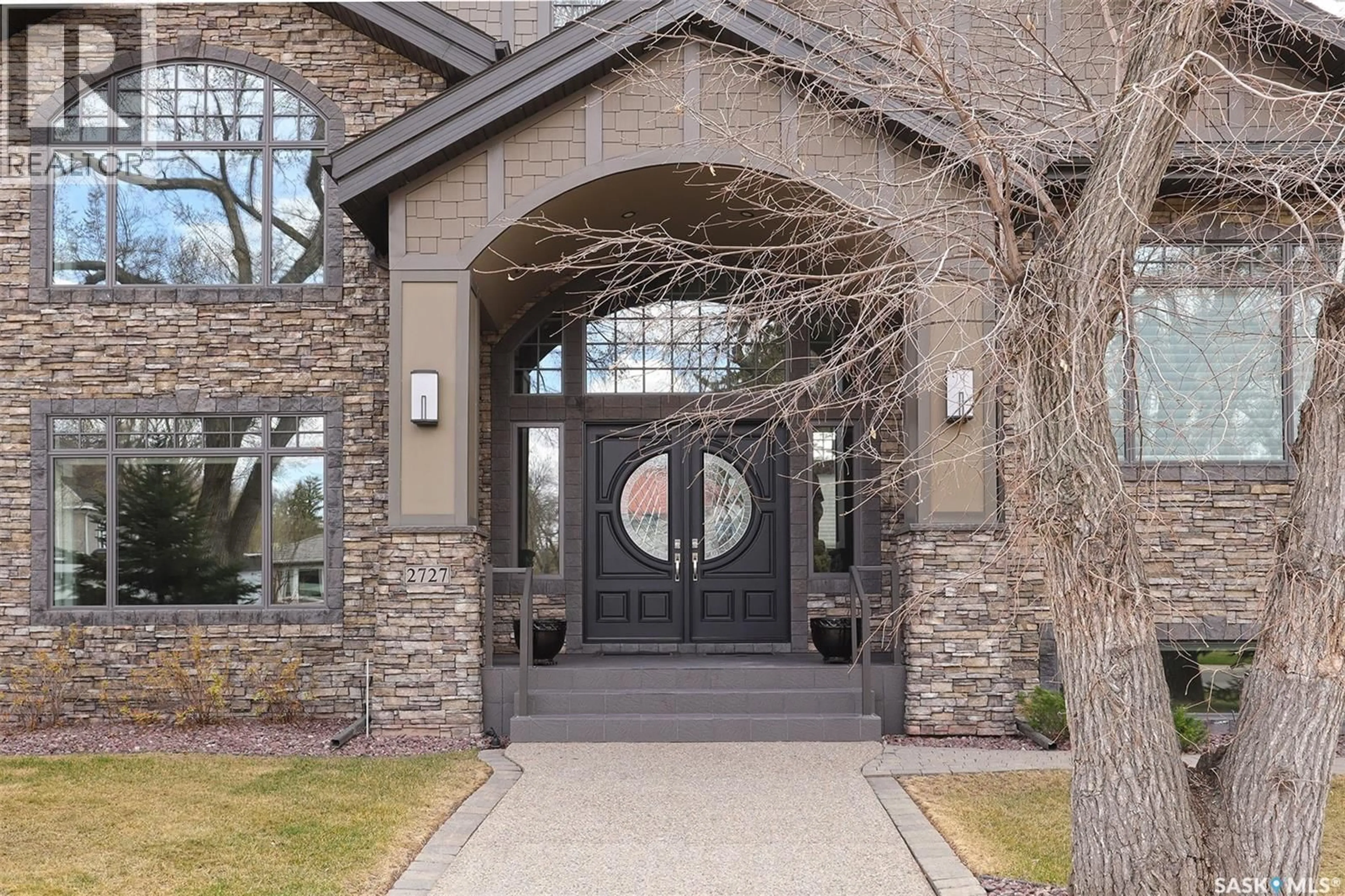 Indoor entryway for 2727 MCCALLUM AVENUE, Regina Saskatchewan S4S0P8