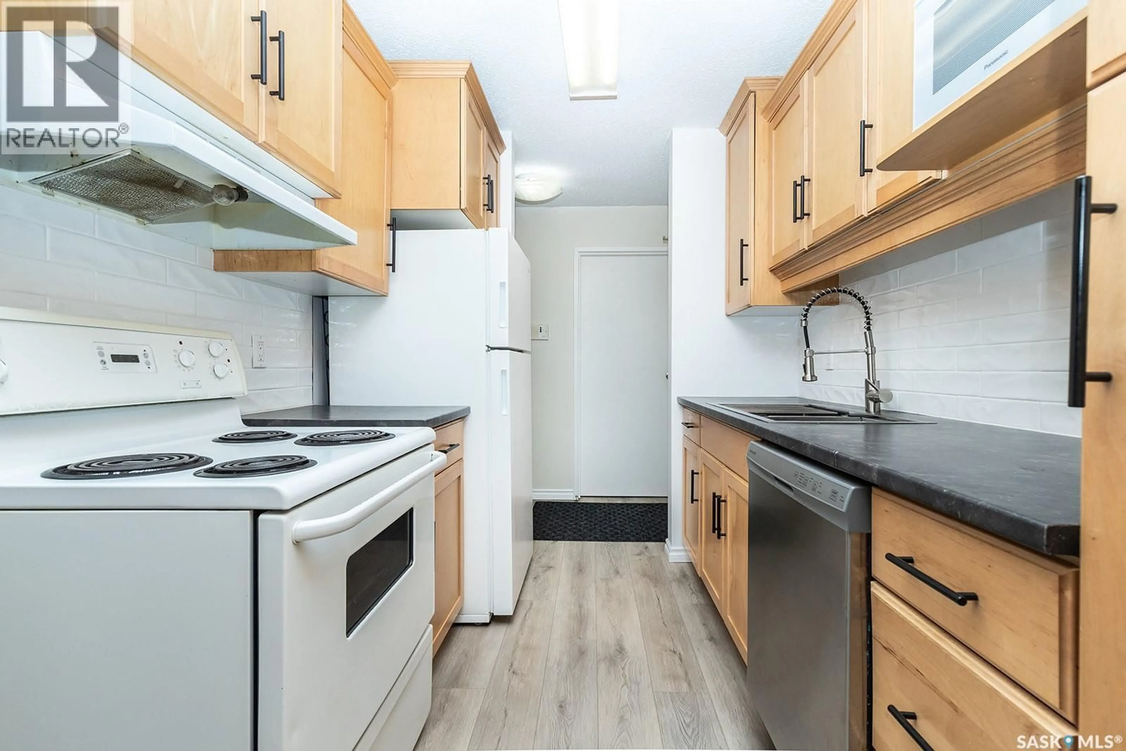 Standard kitchen, wood/laminate floor for 310 - 231 STILLWATER DRIVE, Saskatoon Saskatchewan S7J4H7