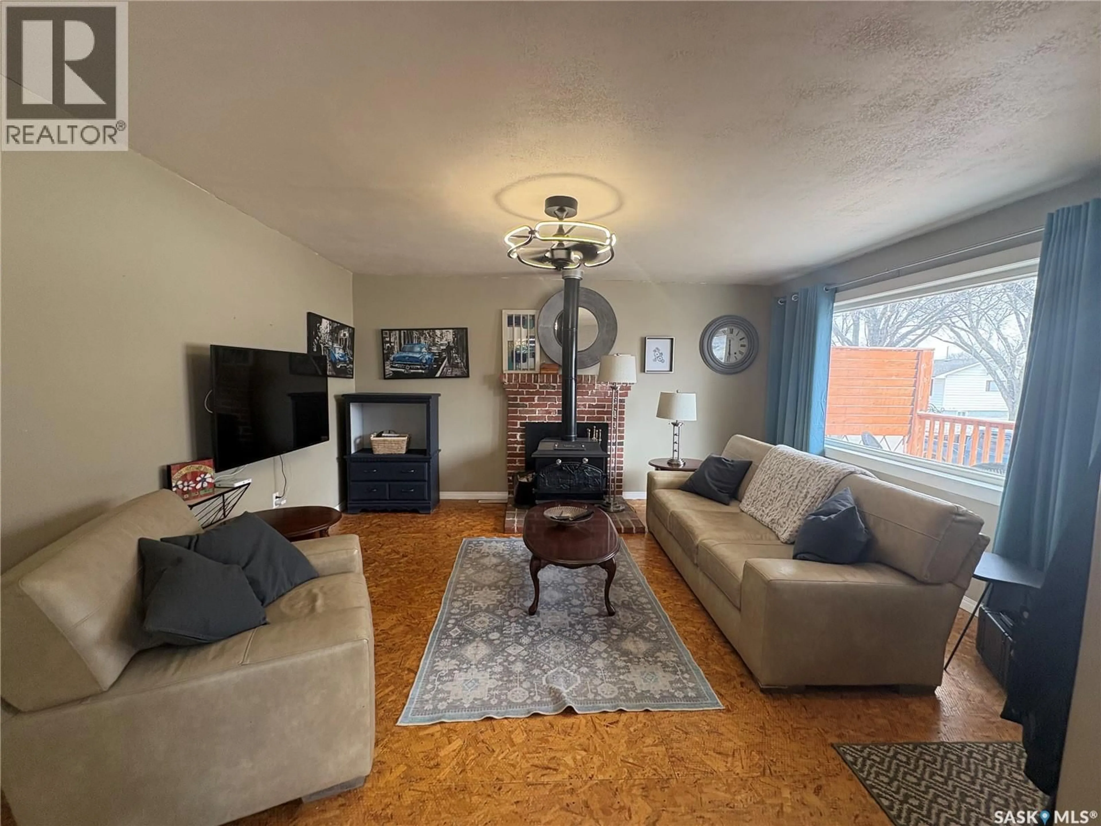 Living room with furniture, unknown for 643 3RD STREET, Shaunavon Saskatchewan S0N2M0