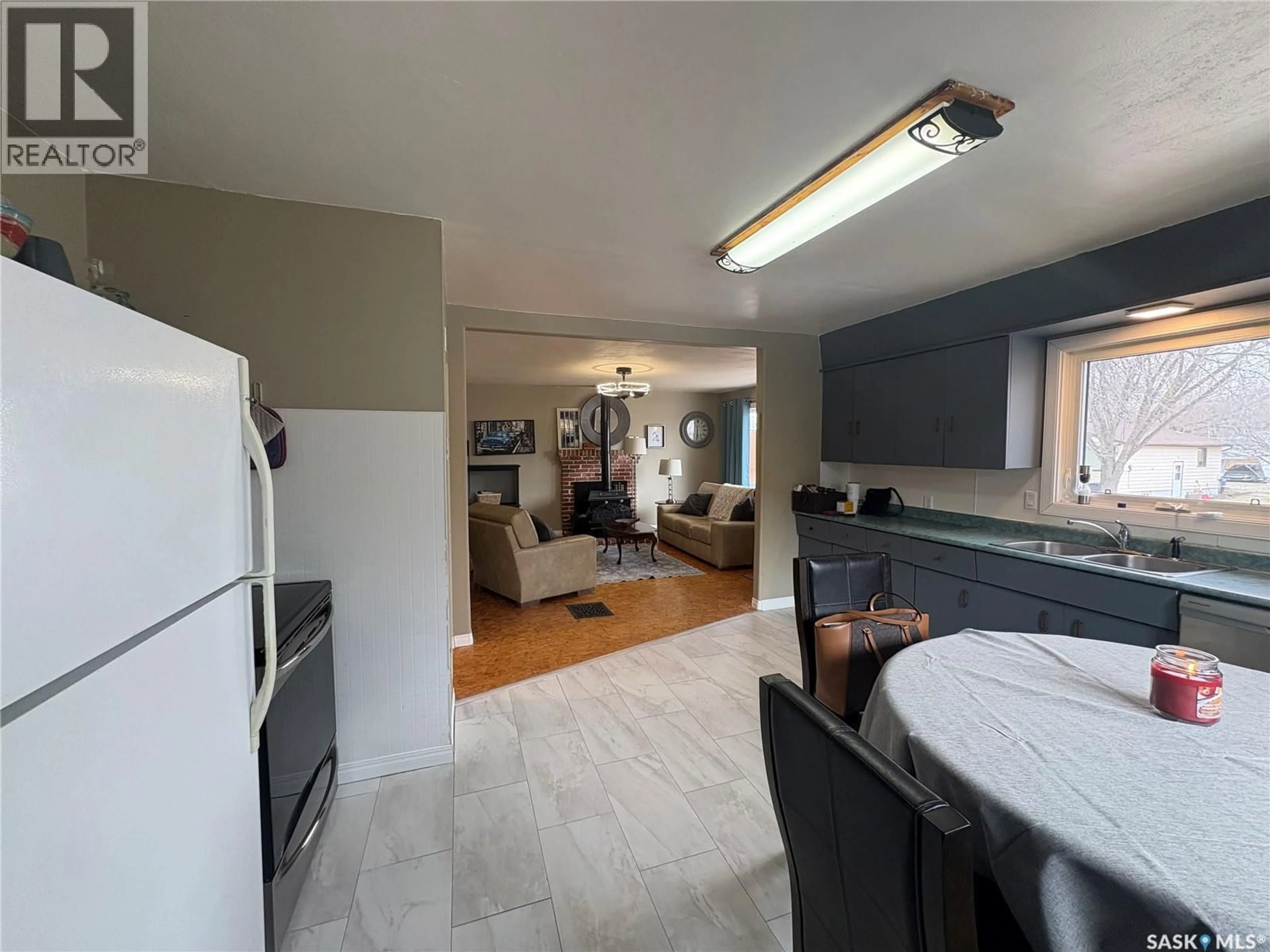 Unknown for 643 3RD STREET, Shaunavon Saskatchewan S0N2M0