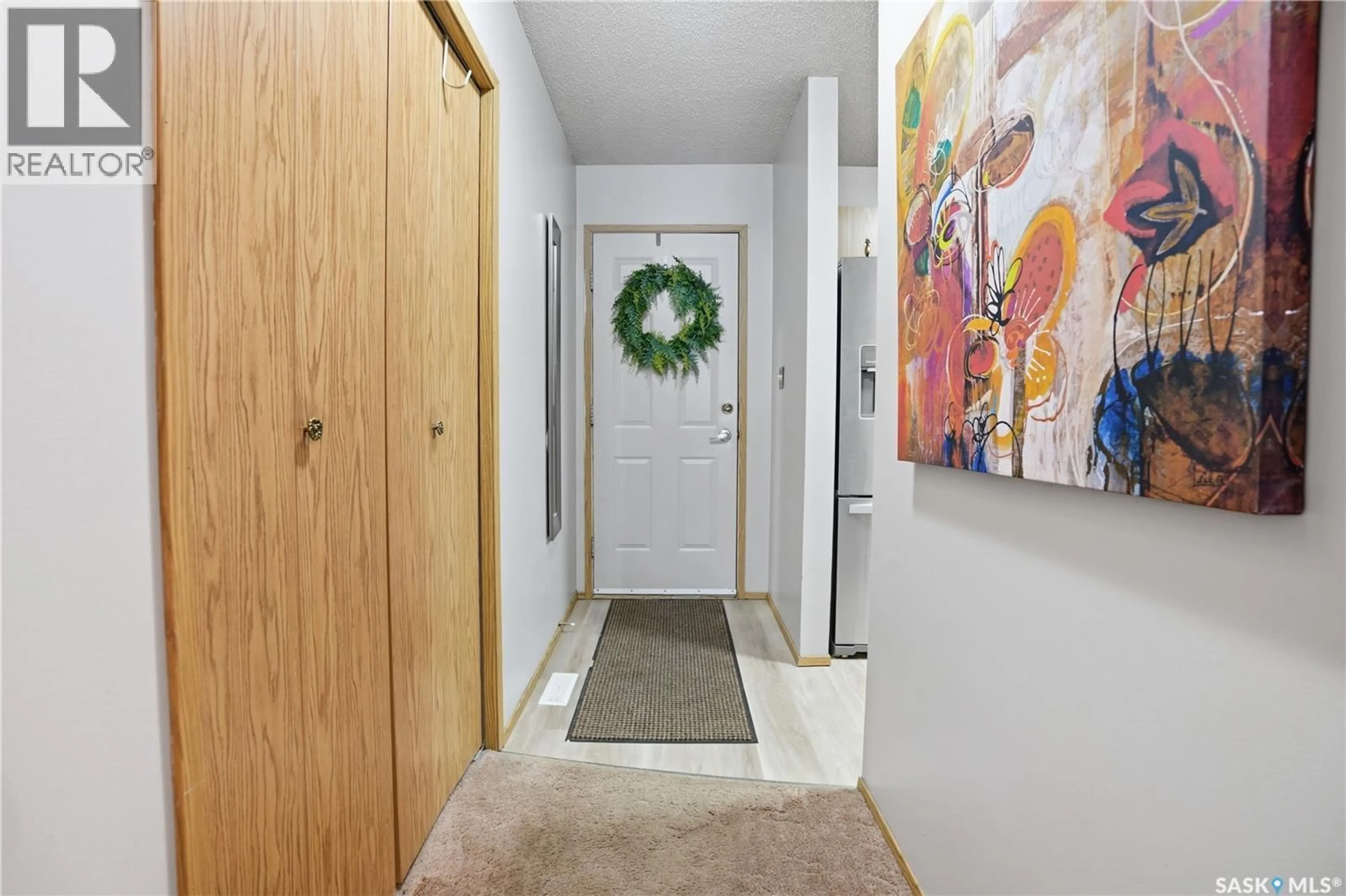 Indoor entryway for 118 CEDAR MEADOW DRIVE, Regina Saskatchewan S4X3J6